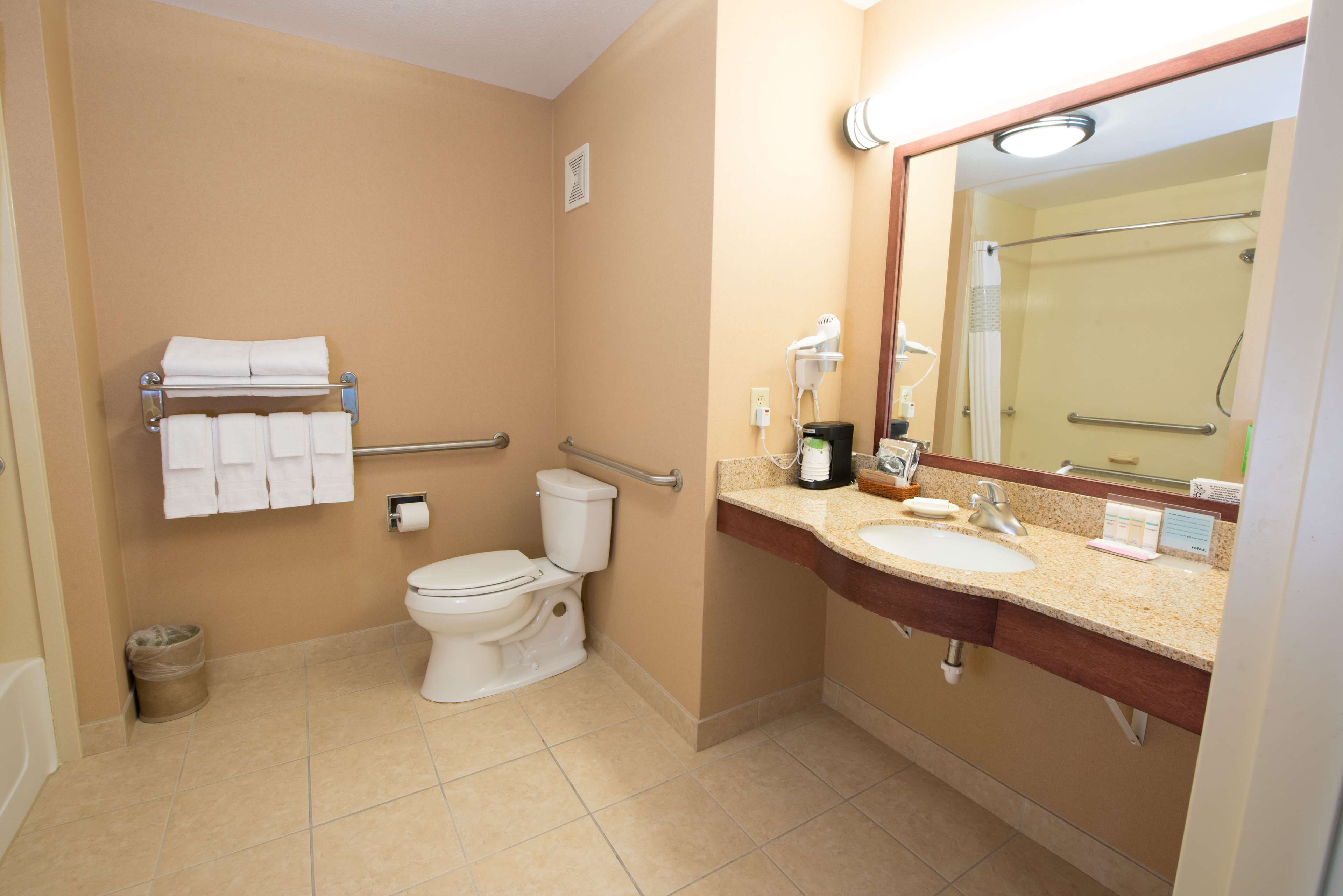 Hampton Inn by Hilton Bismarck Room Type - 1 KNG ACCESSIBLE TUB NS