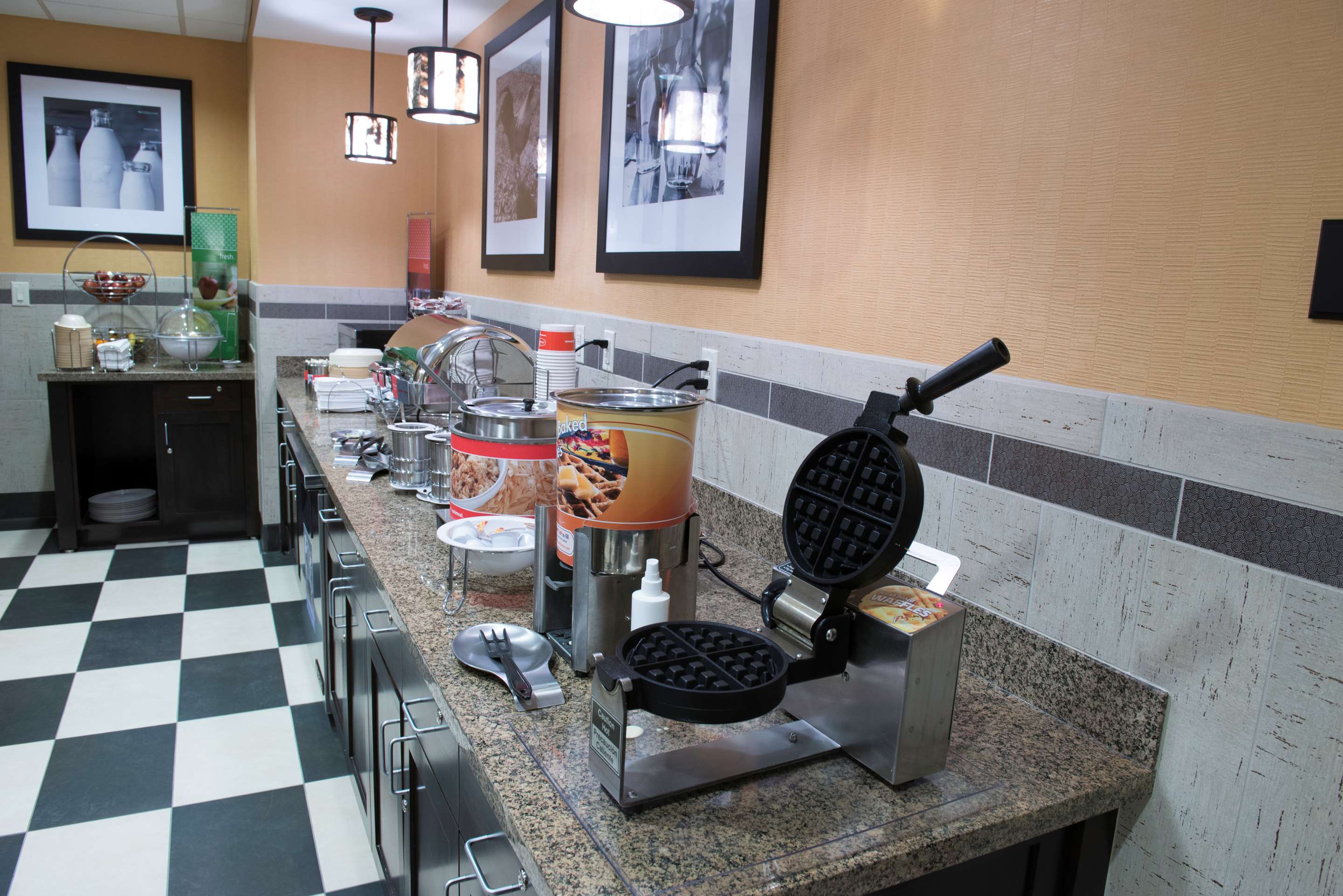 Restaurant | Hampton Inn & Suites Bismarck Northwest
