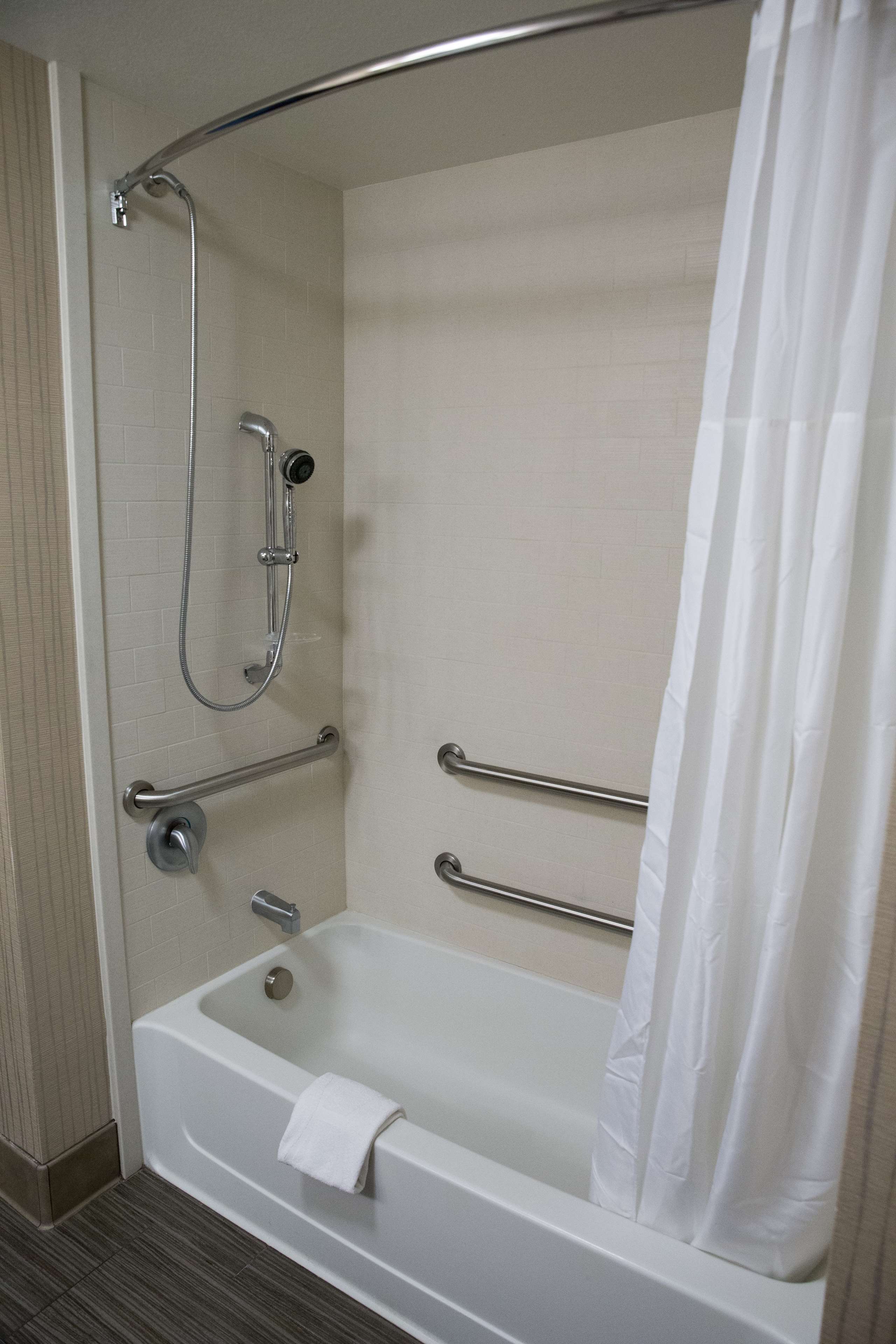 Hampton Inn & Suites by Hilton Bismarck Northwest Room Type - 2 QNS ACCESSIBLE W TUB NS