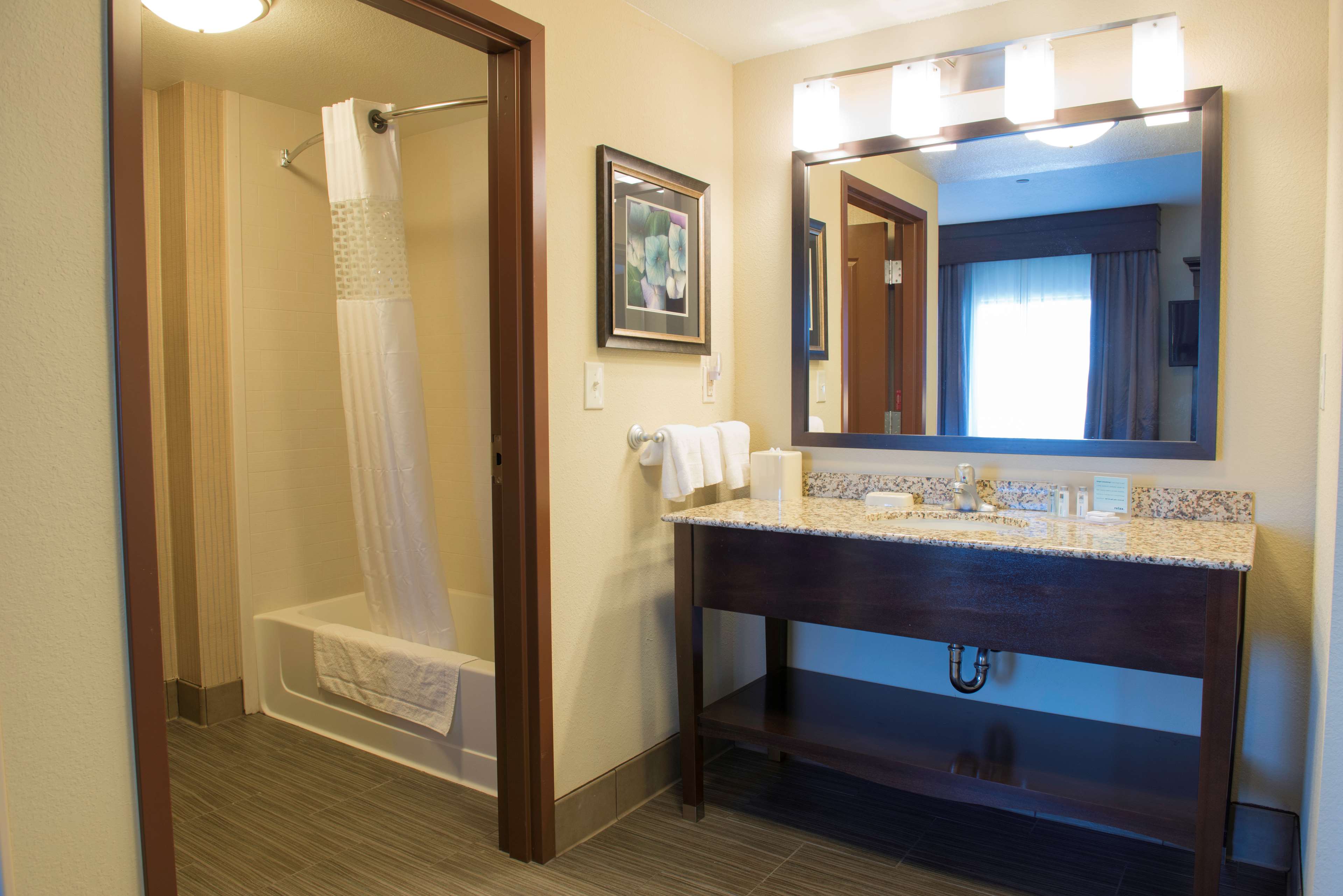 Hampton Inn & Suites by Hilton Bismarck Northwest Room Type - 2QN HEARING ACC STUDIO NS