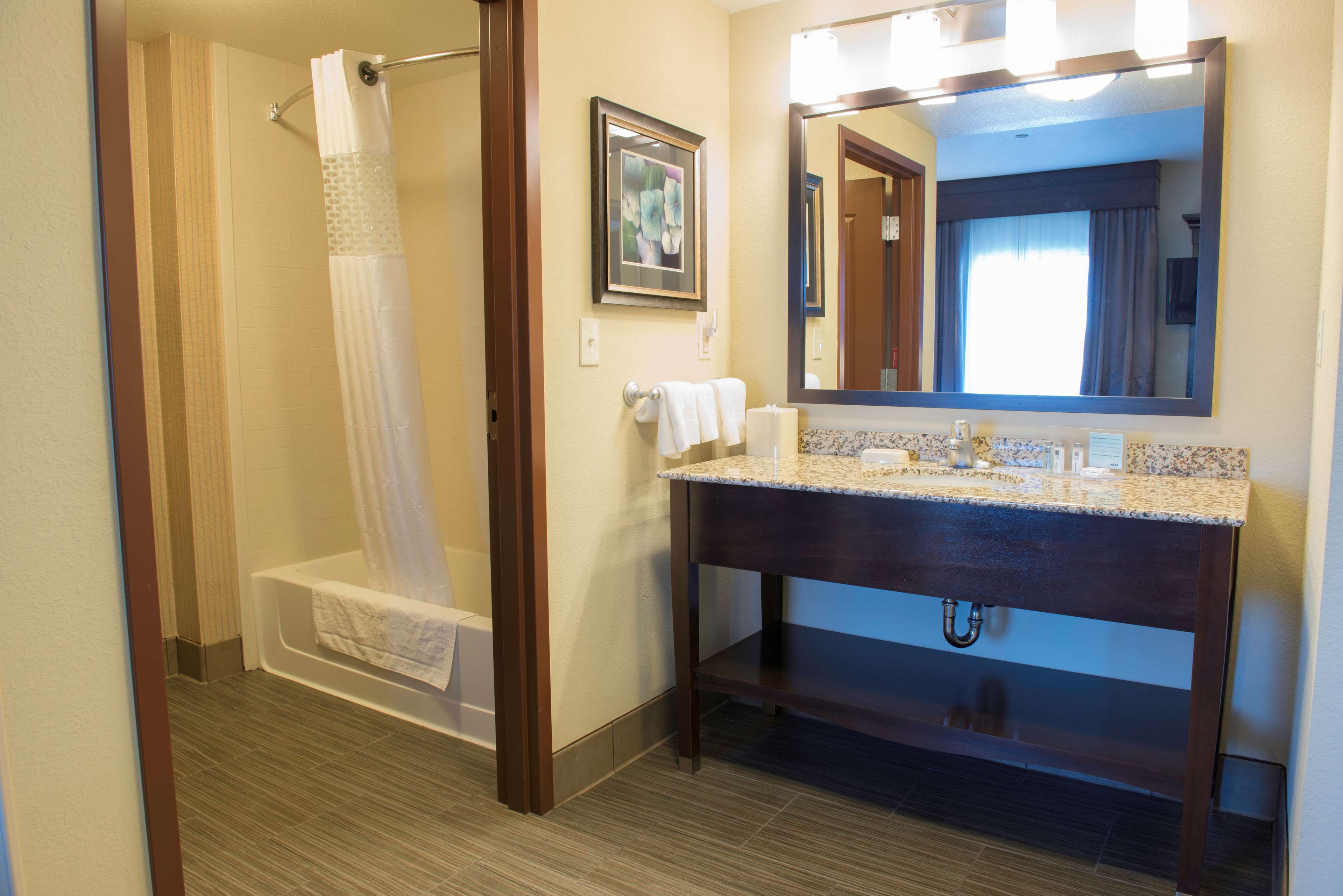 Hampton Inn & Suites by Hilton Bismarck Northwest Room Type - 1KN STDO MIC FRIDG WTBR NS