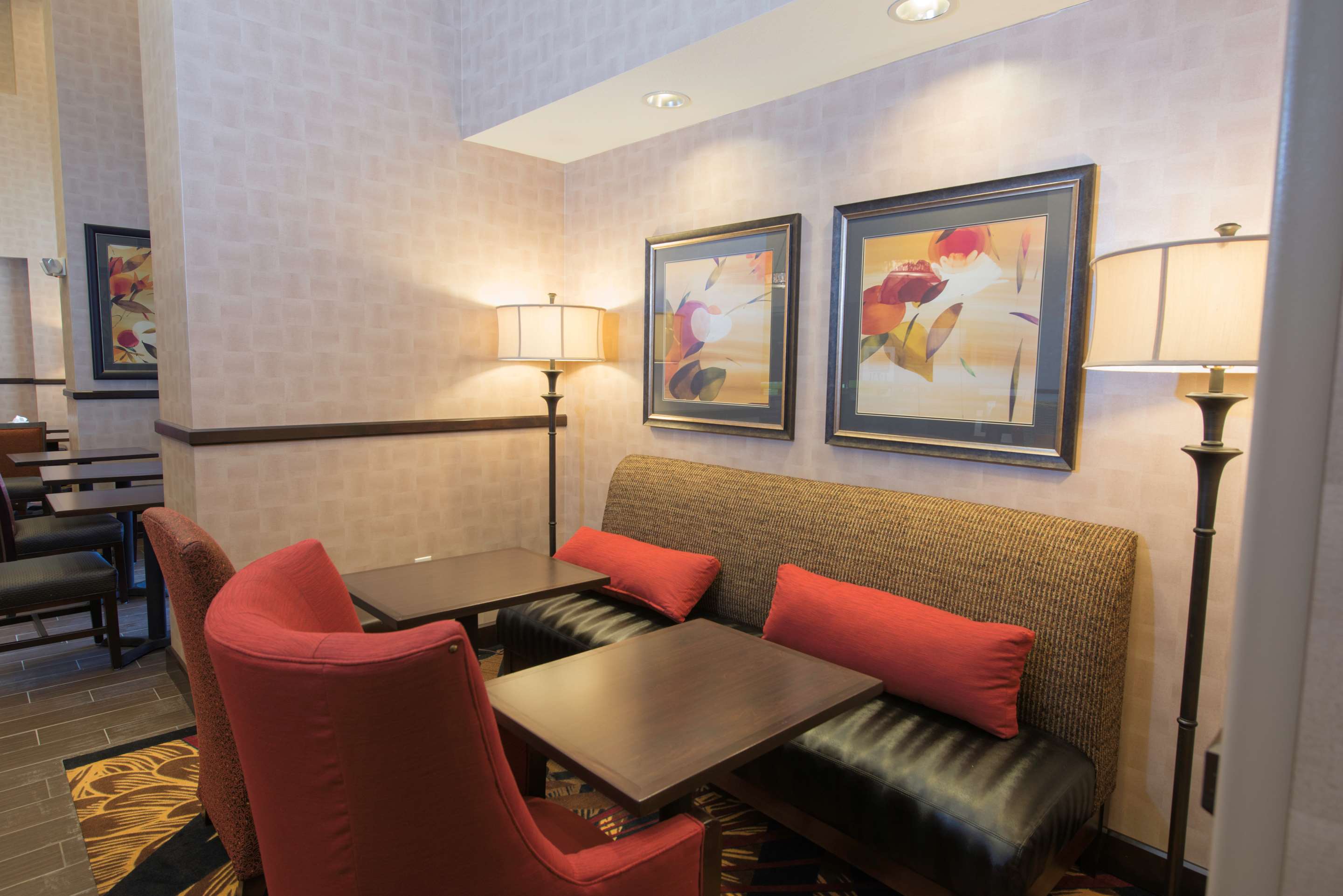 Reception | Hampton Inn & Suites Bismarck Northwest