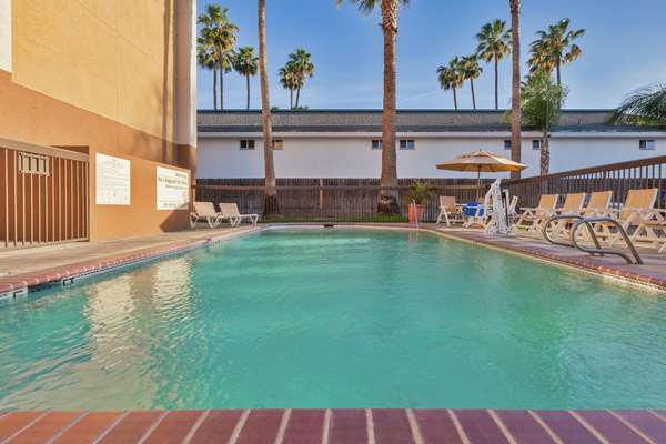 Pool - Hampton Inn Bakersfield