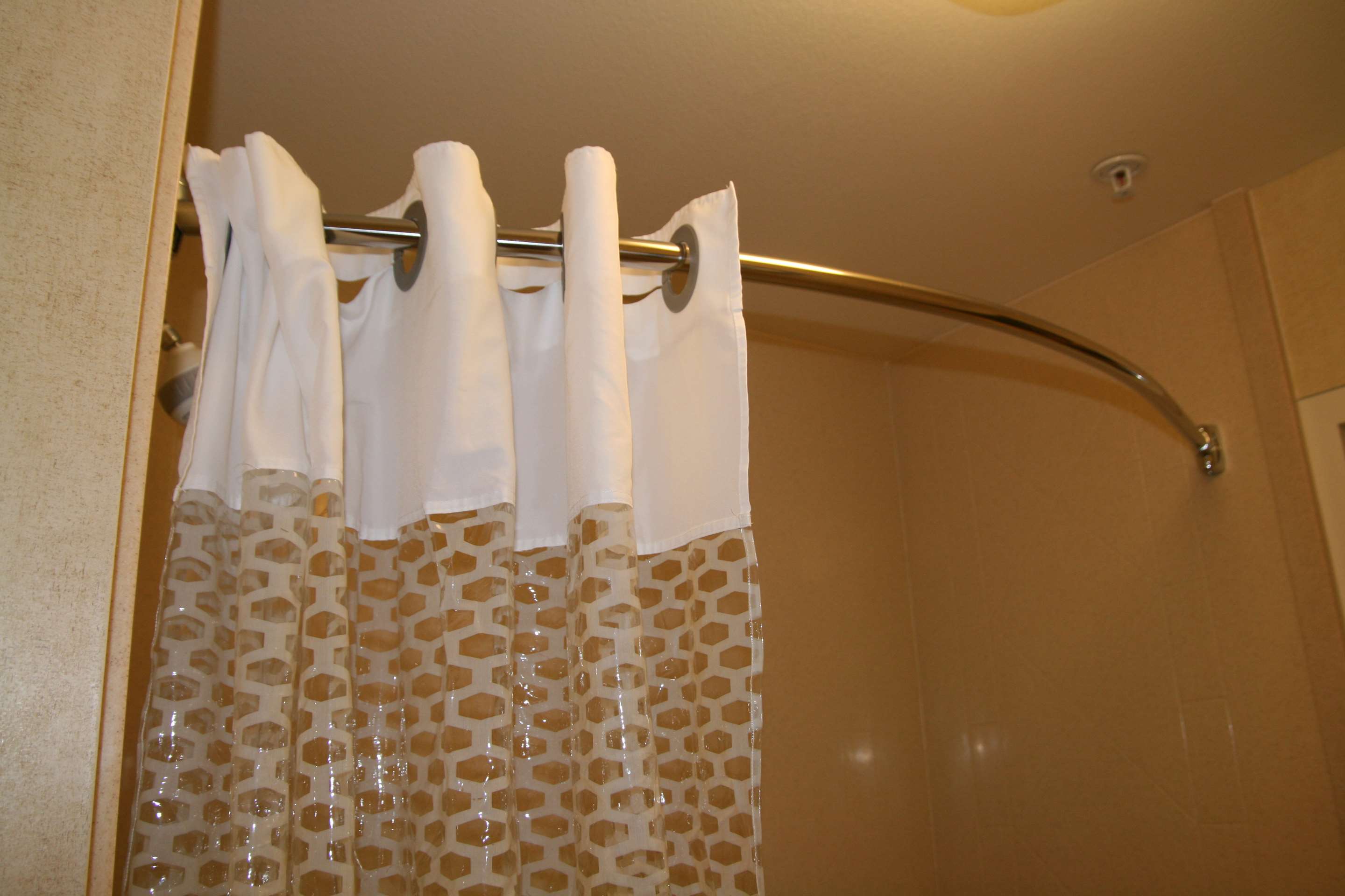 Guest room bath