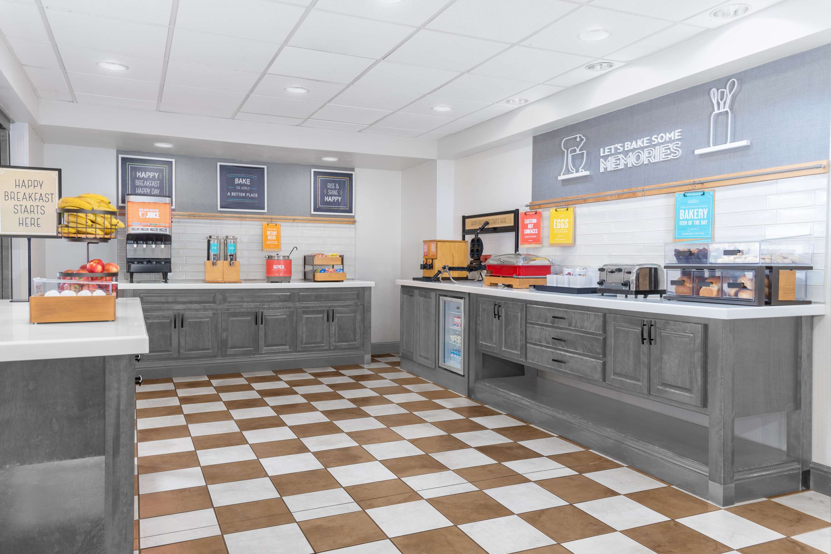 Breakfast Area | Hampton Inn & Suites Brookings