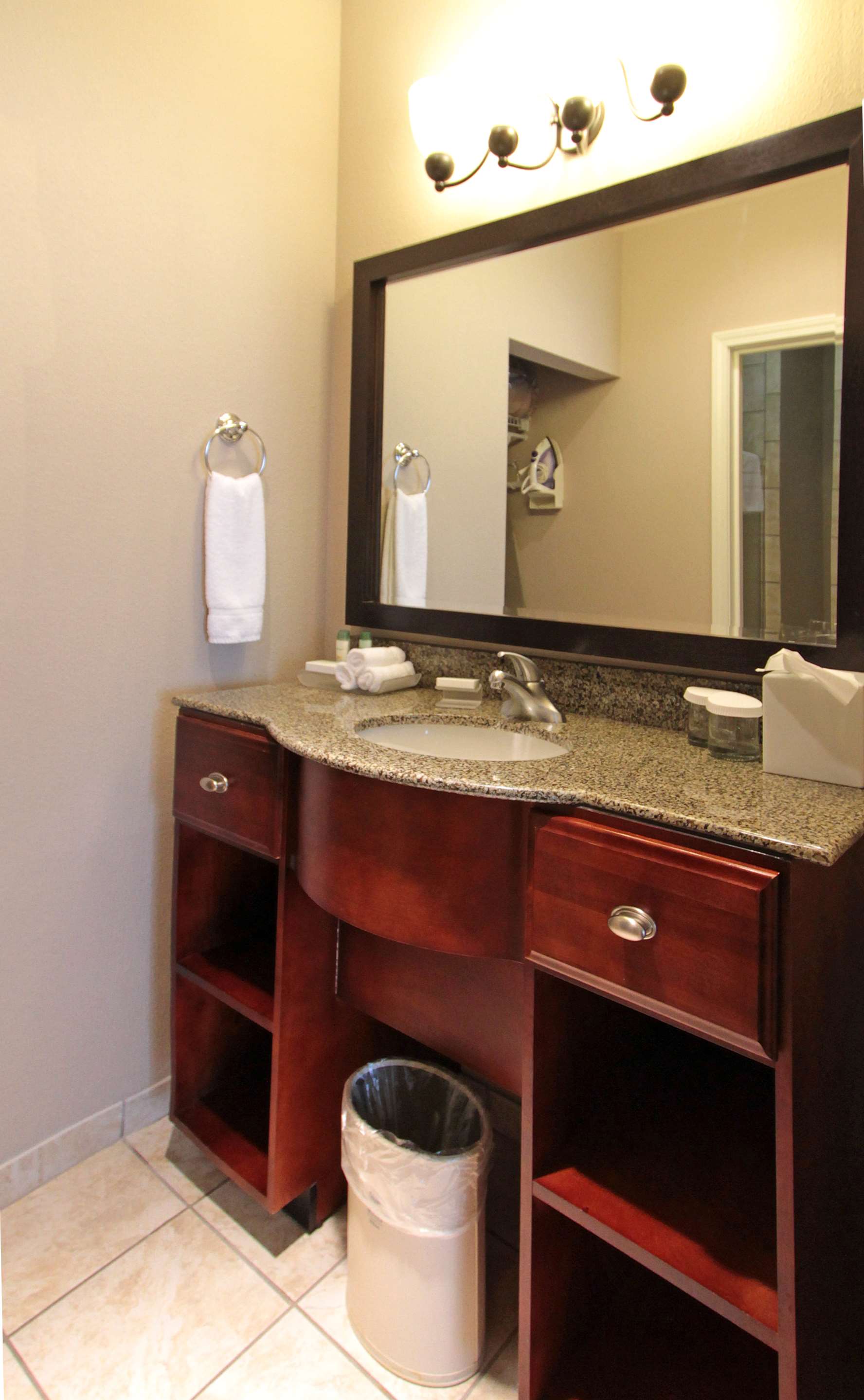 Guest room bath