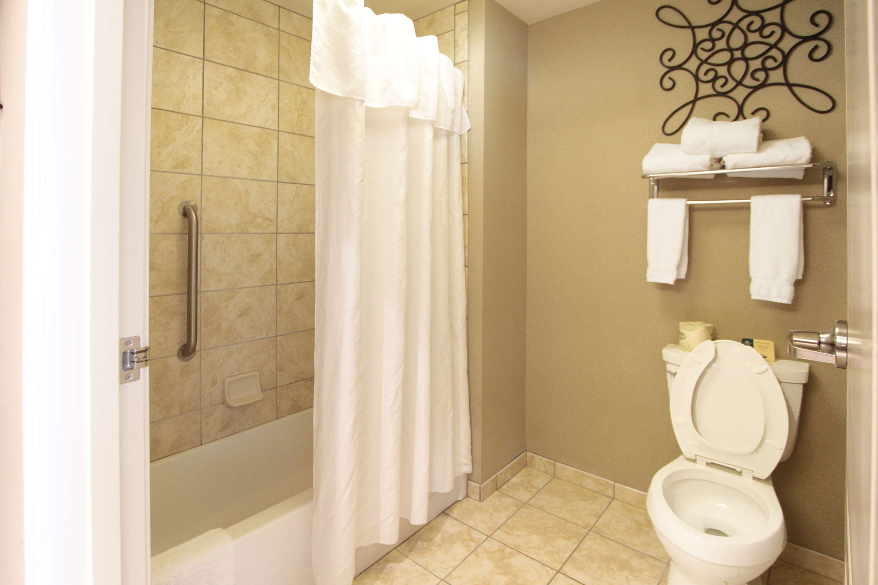 Guest room bath
