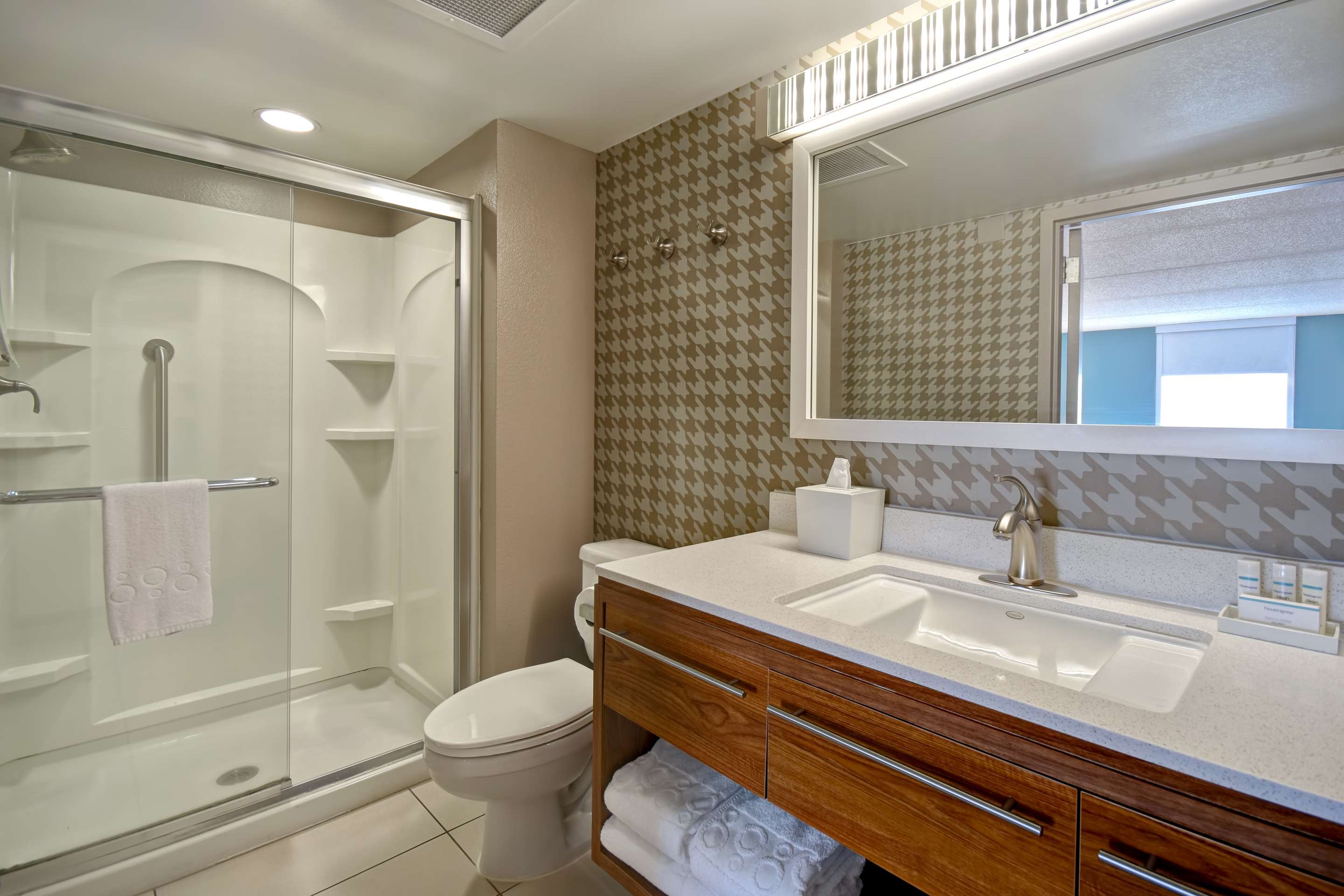 Guest room bath