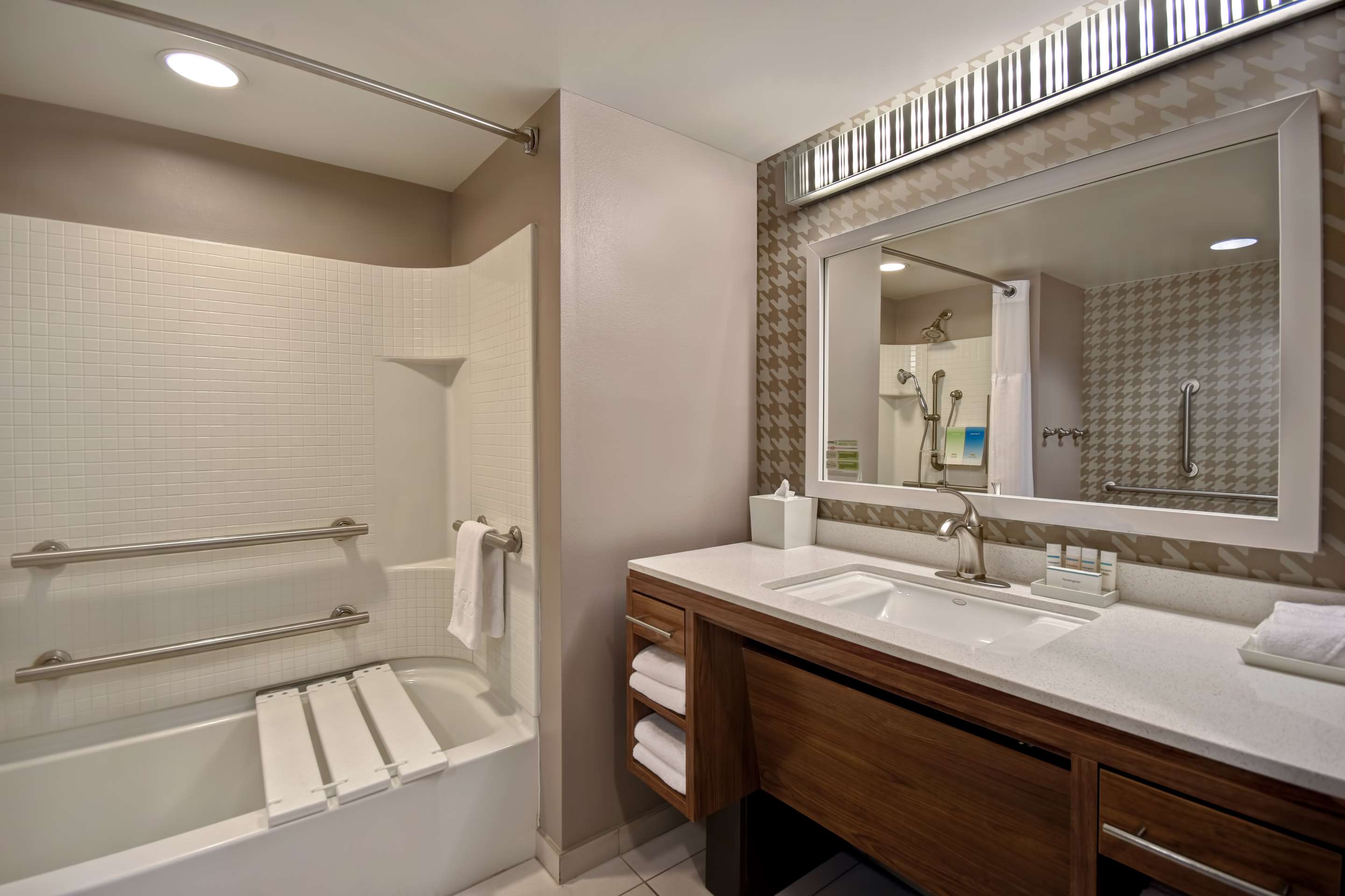 Guest room bath