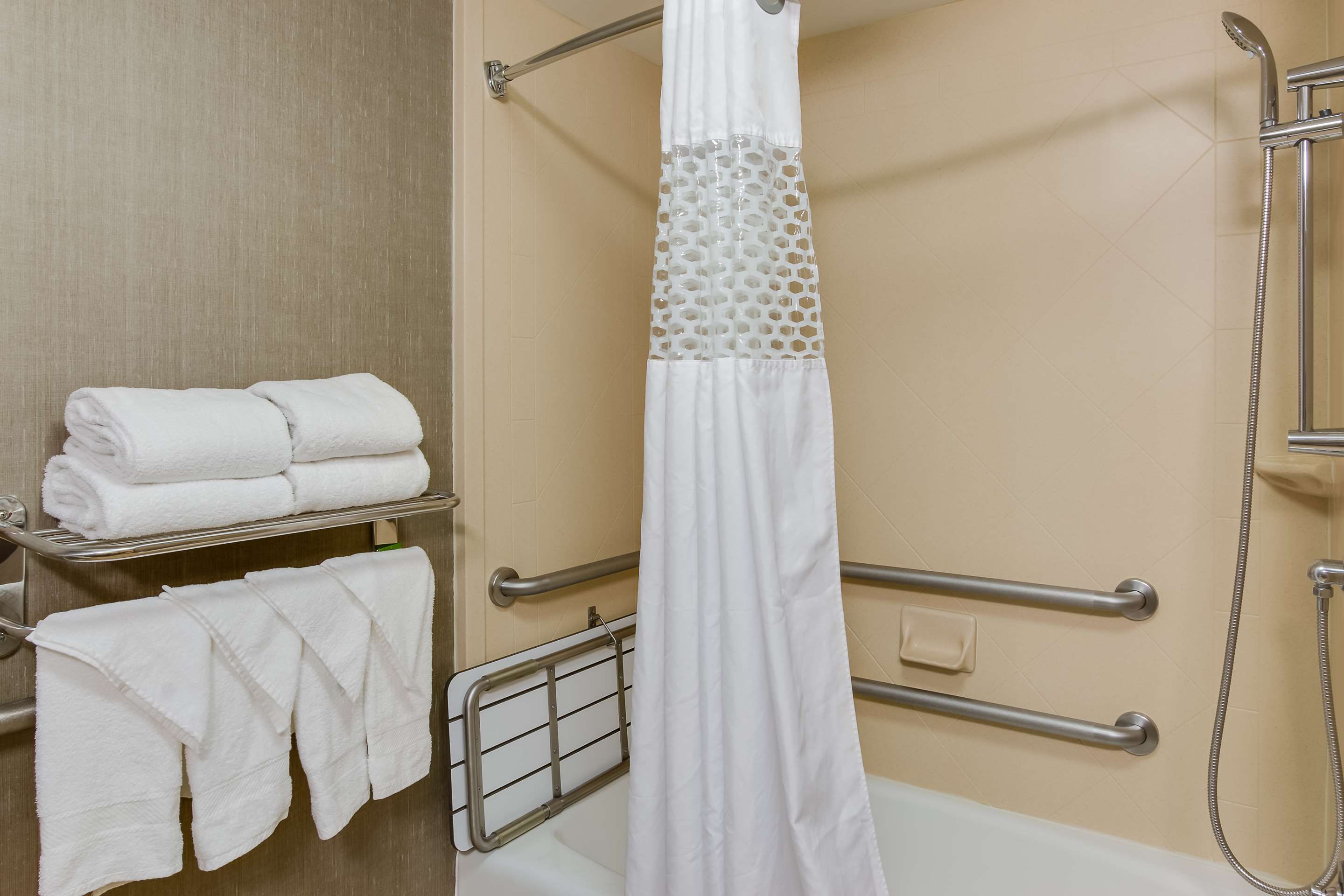 Guest room bath