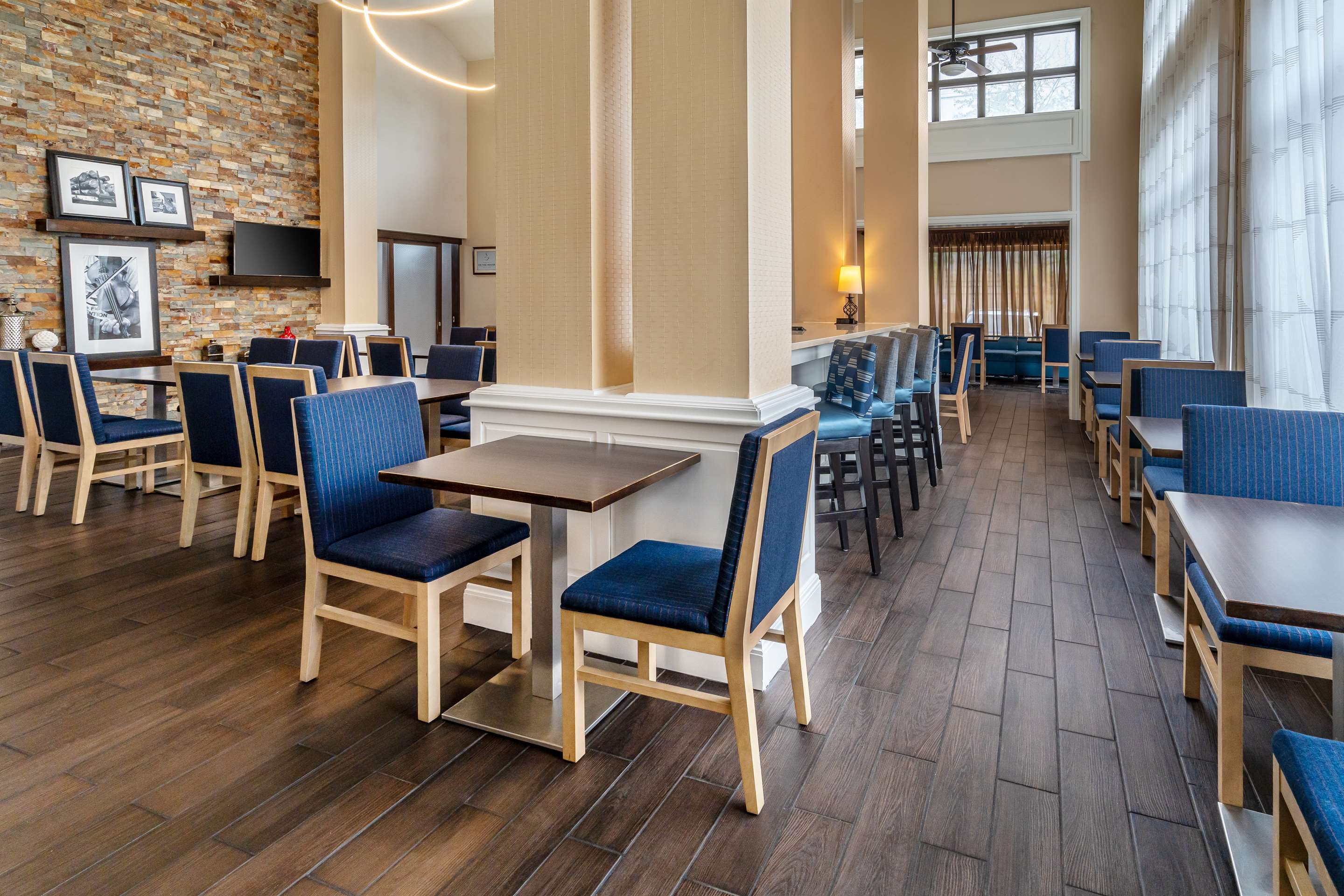 Breakfast Area | Hampton Inn & Suites Nashville-Vanderbilt-Elliston Place
