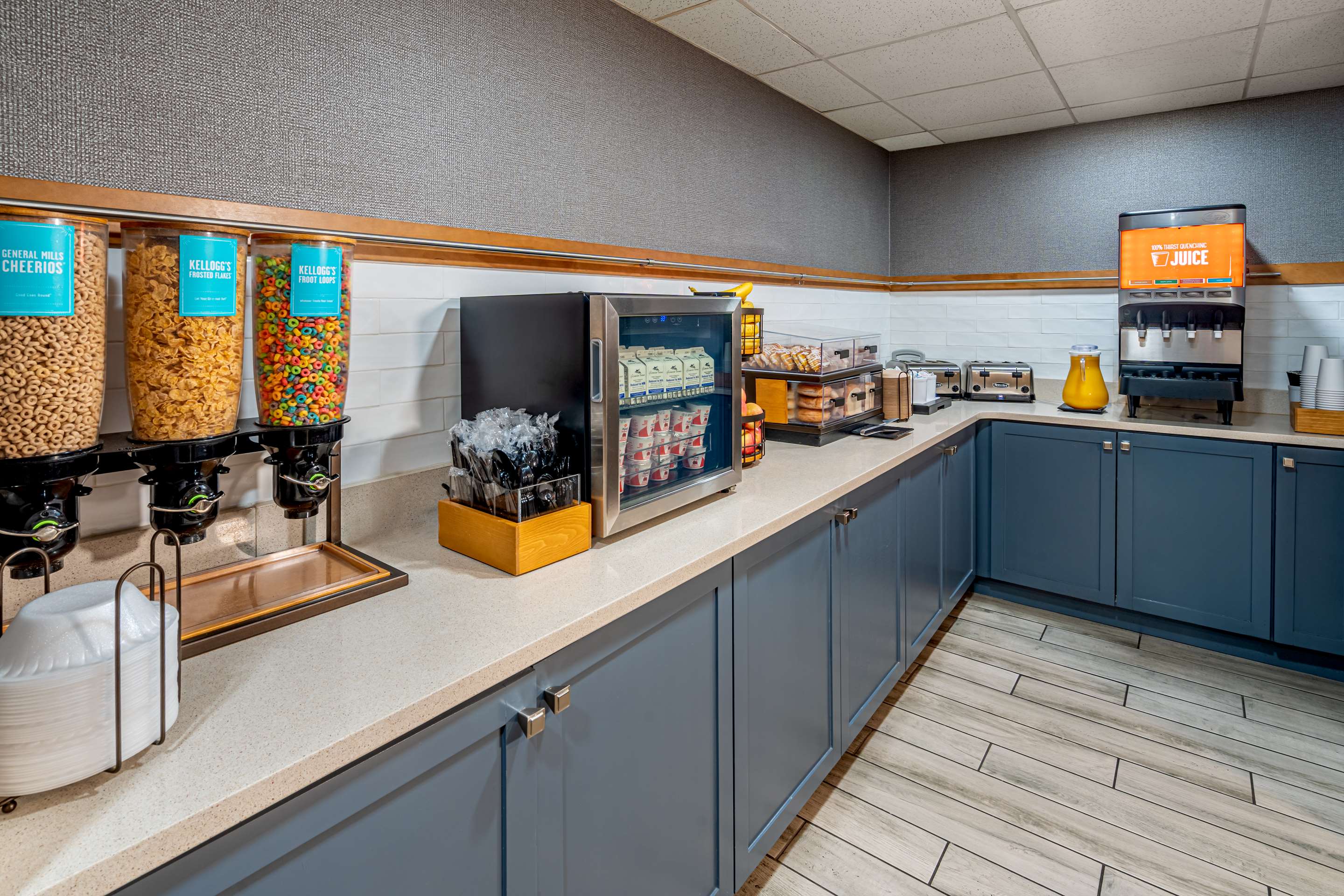Breakfast Area | Hampton Inn & Suites Nashville-Vanderbilt-Elliston Place