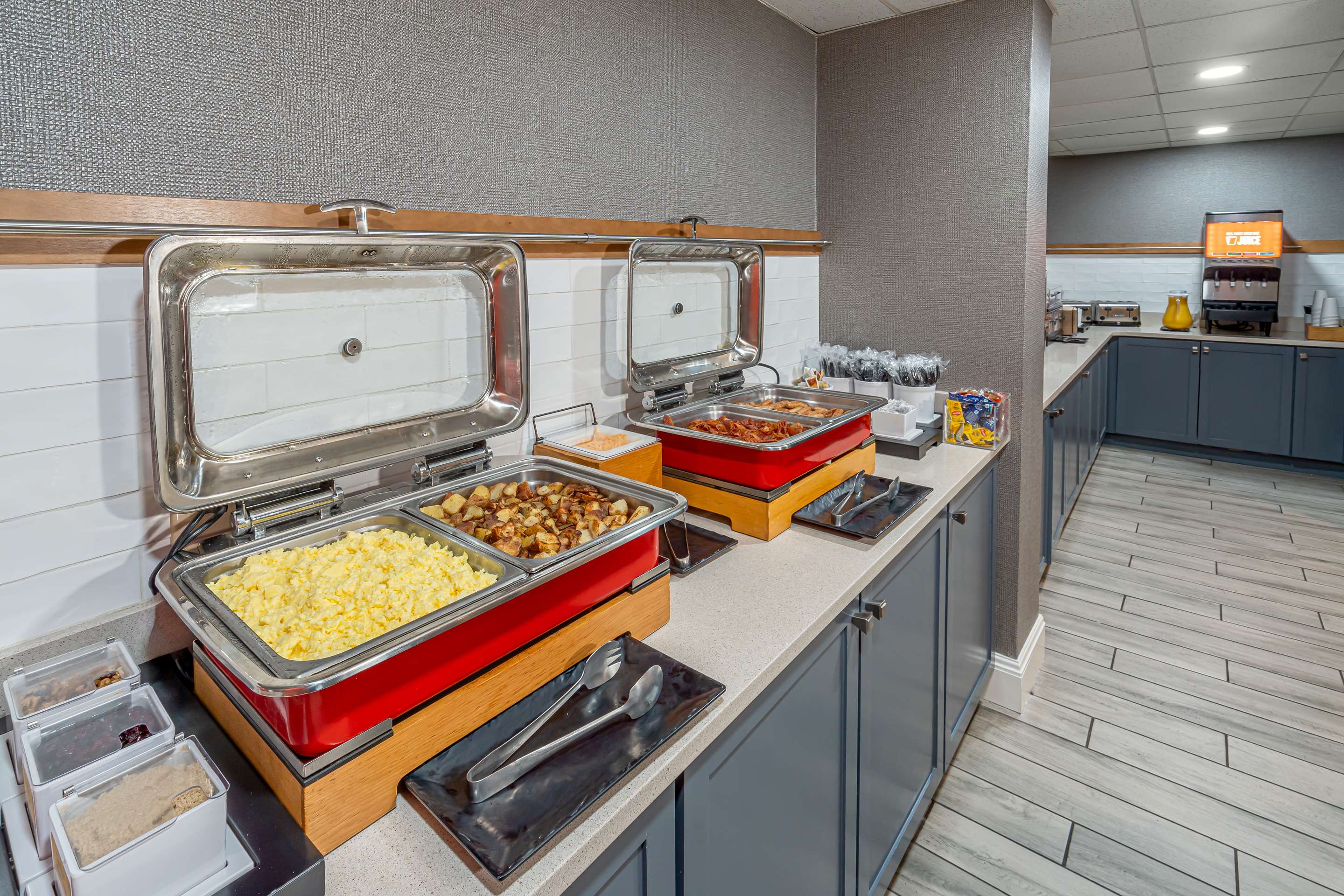 Breakfast Area | Hampton Inn & Suites Nashville-Vanderbilt-Elliston Place