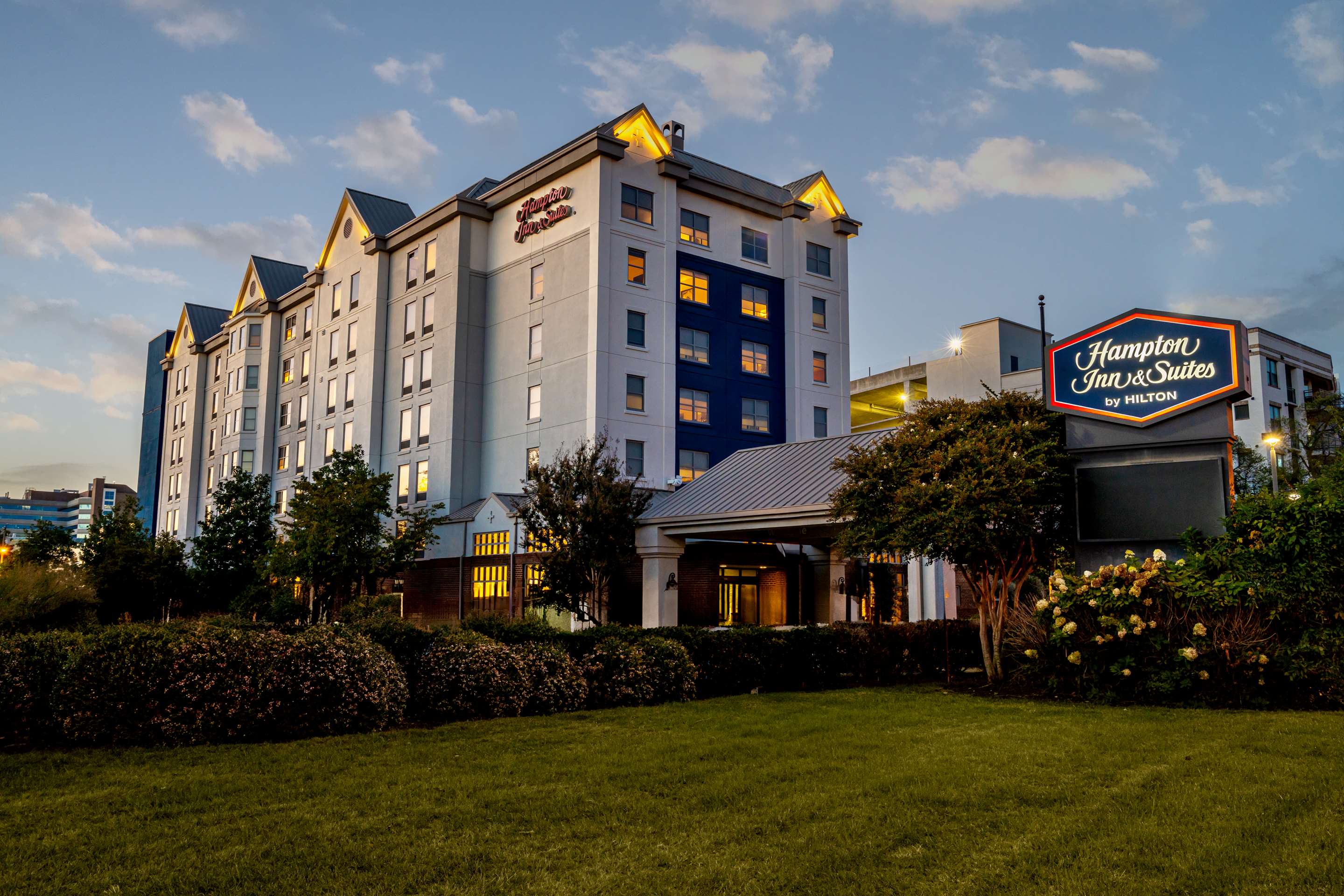 Exterior | Hampton Inn & Suites Nashville-Vanderbilt-Elliston Place