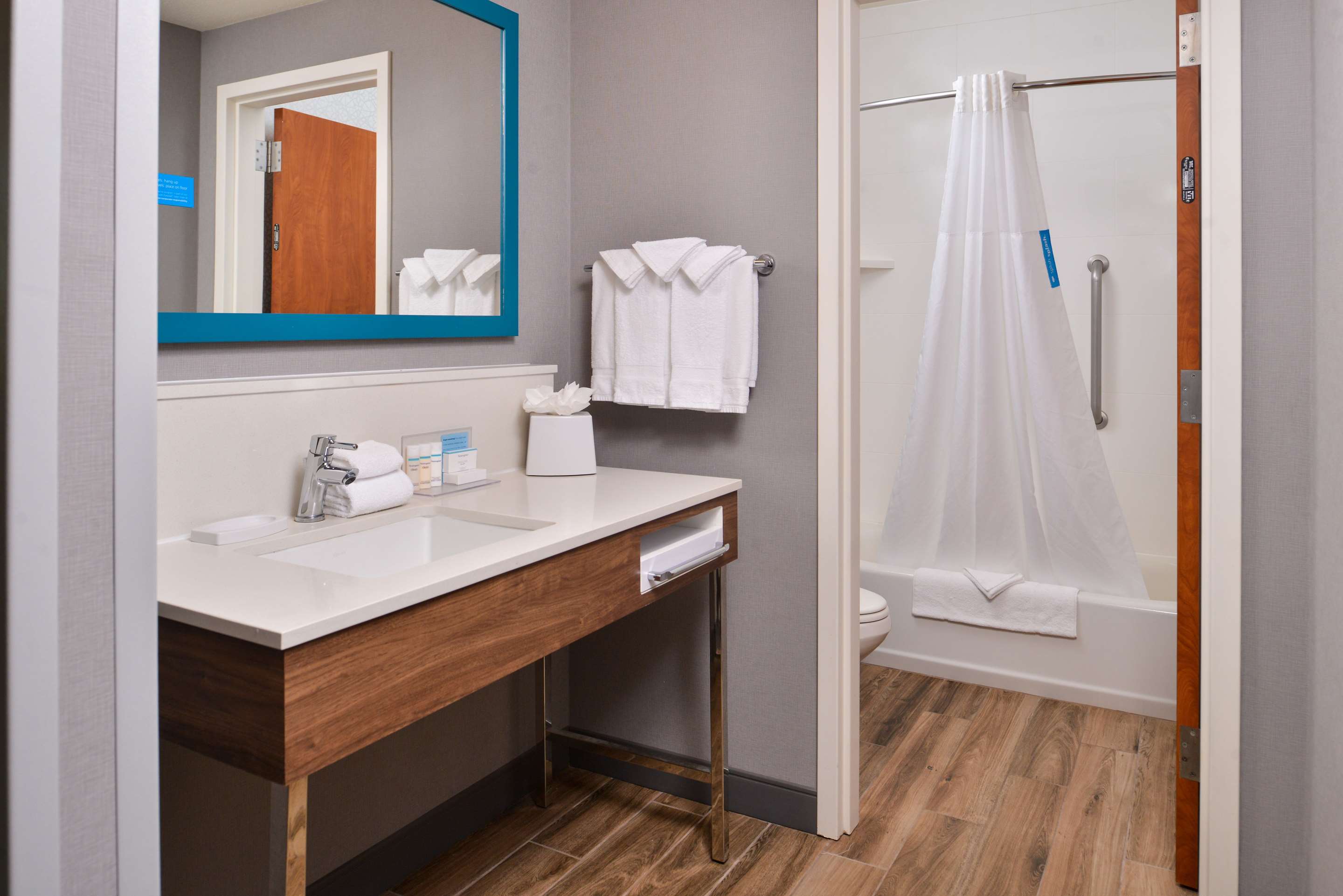 Guest room bath