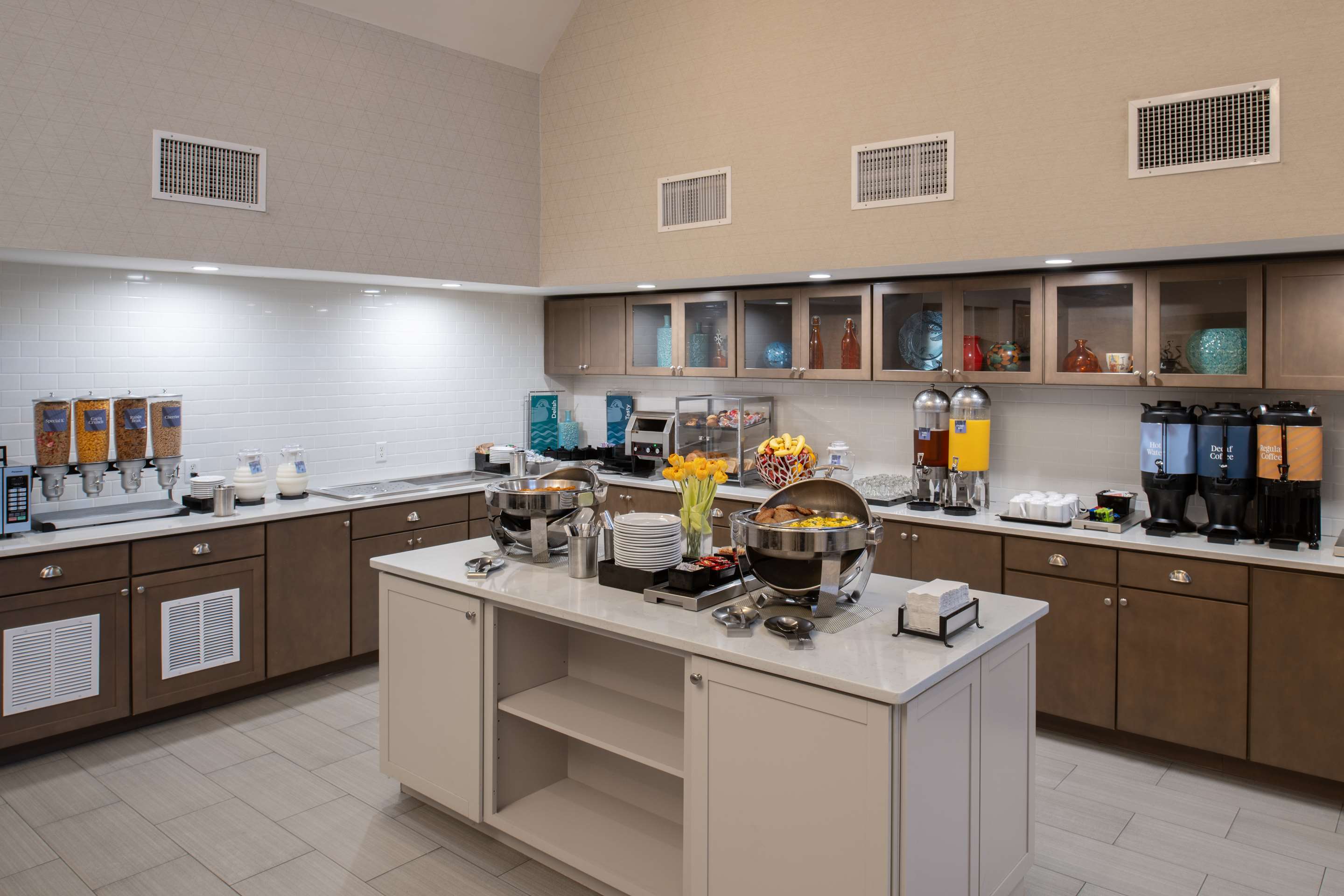 Breakfast Area | Homewood Suites by Hilton Boston / Andover