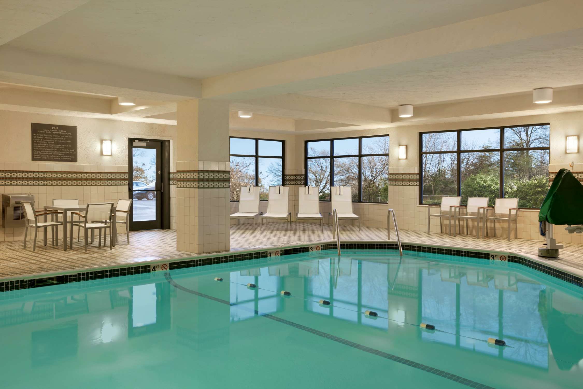 Pool | Hampton Inn Boston/Braintree