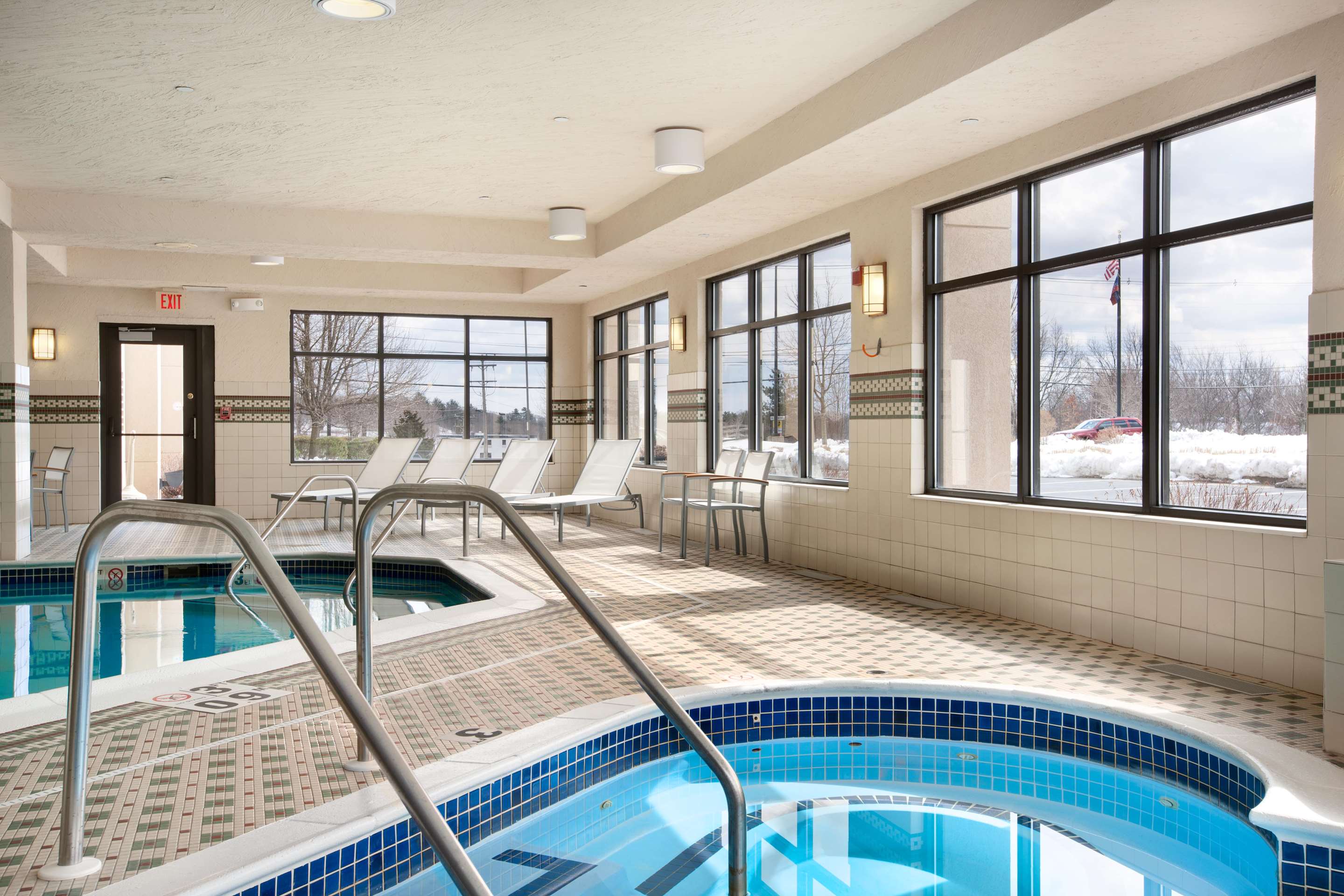 Pool | Hampton Inn Boston/Braintree