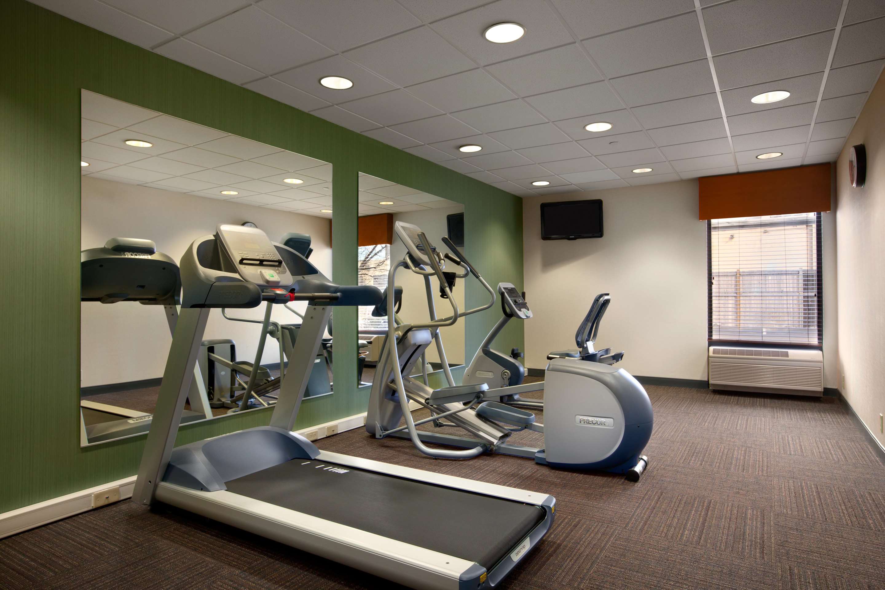 Health club fitness center gym | Hampton Inn Boston/Braintree