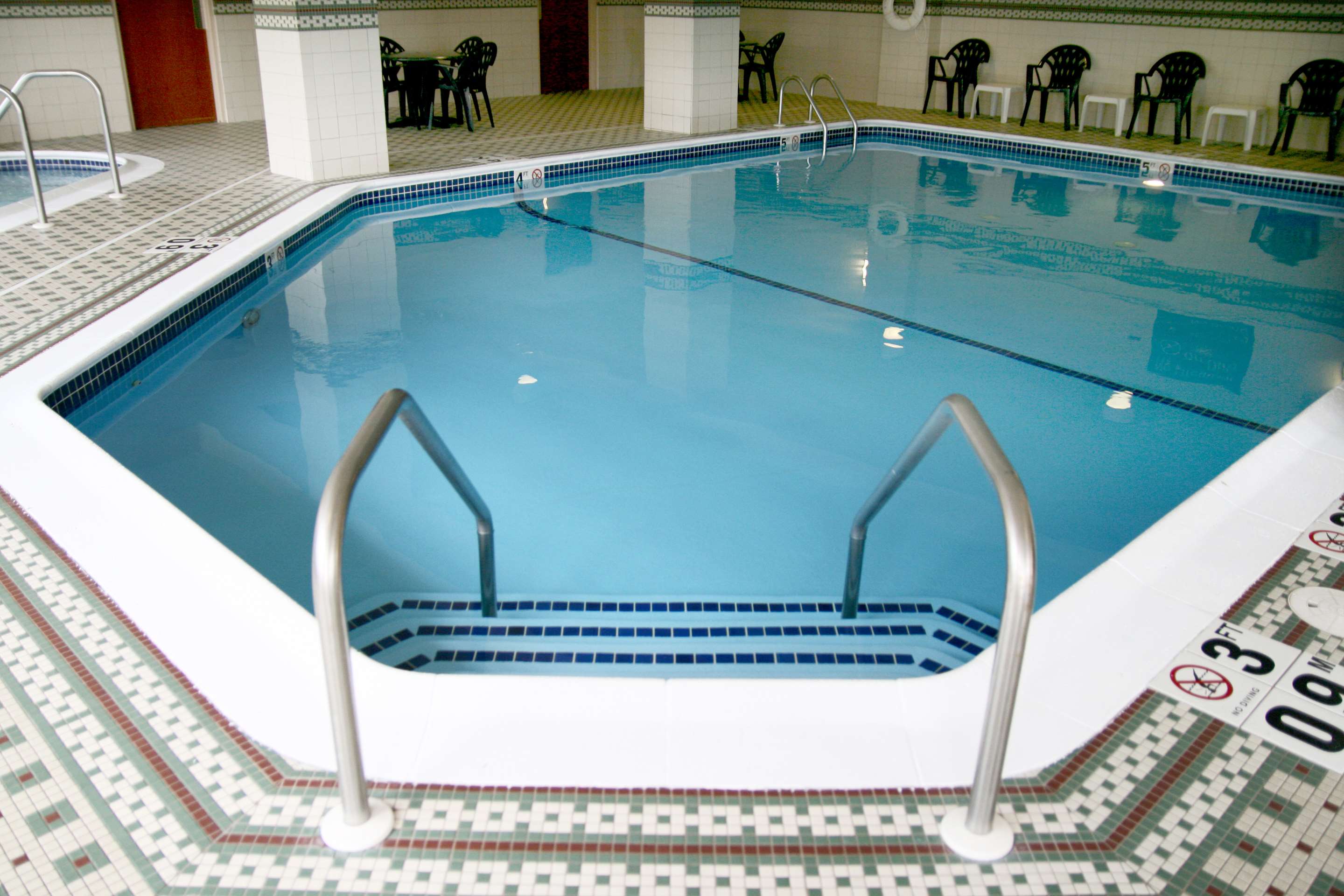 Pool | Hampton Inn Boston/Braintree