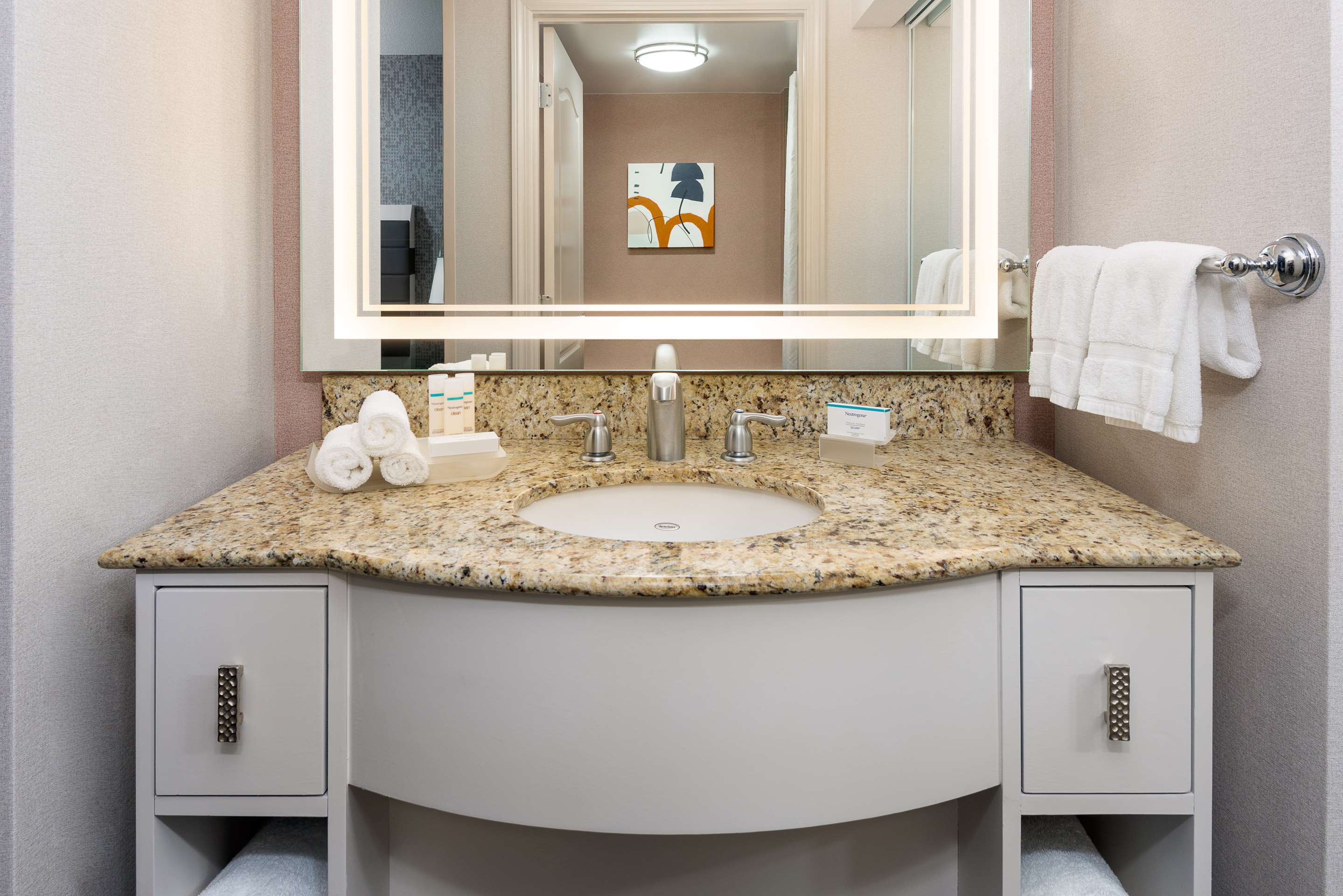 Guest room bath
