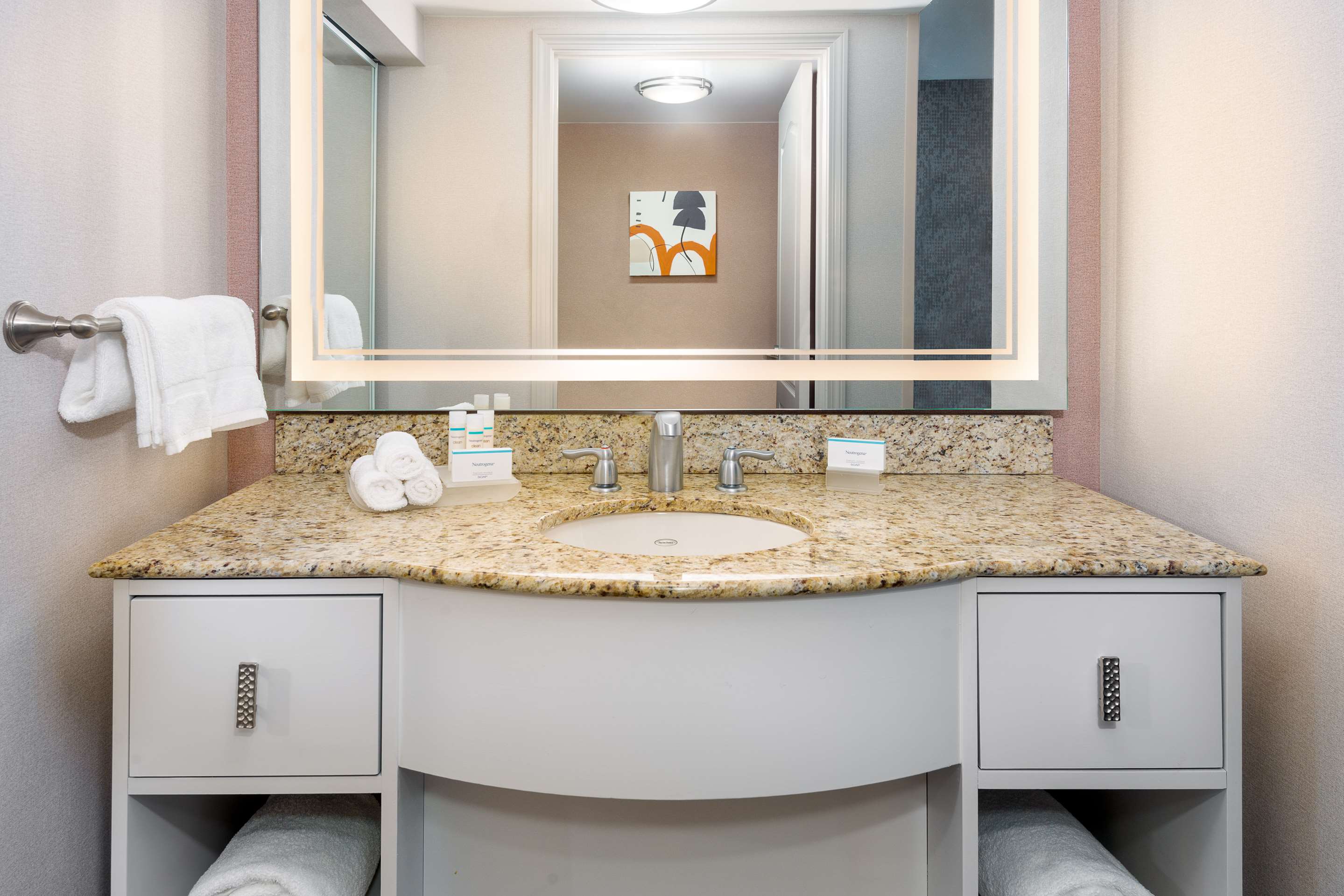 Guest room bath