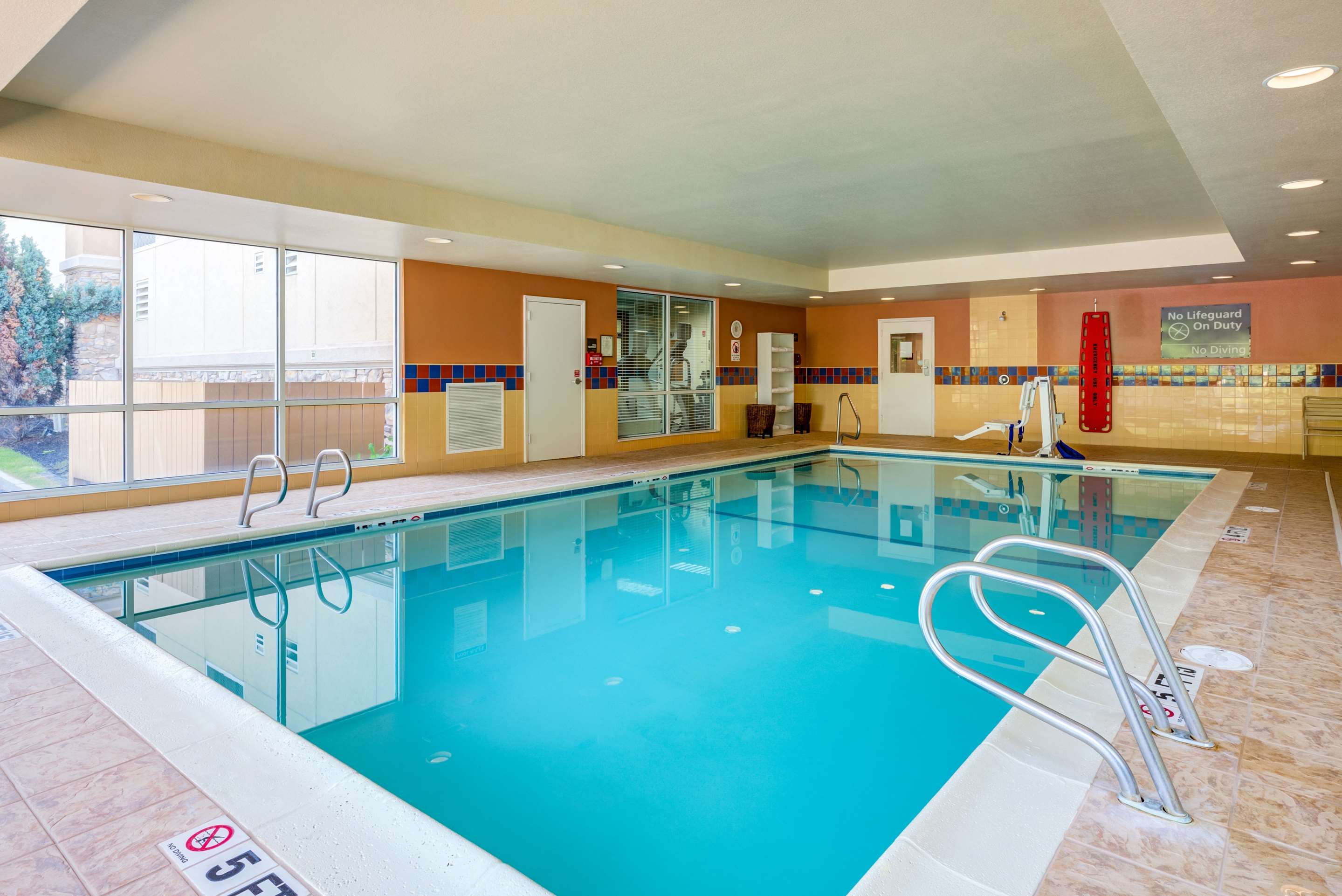 Pool | Hampton Inn & Suites Westford-Chelmsford