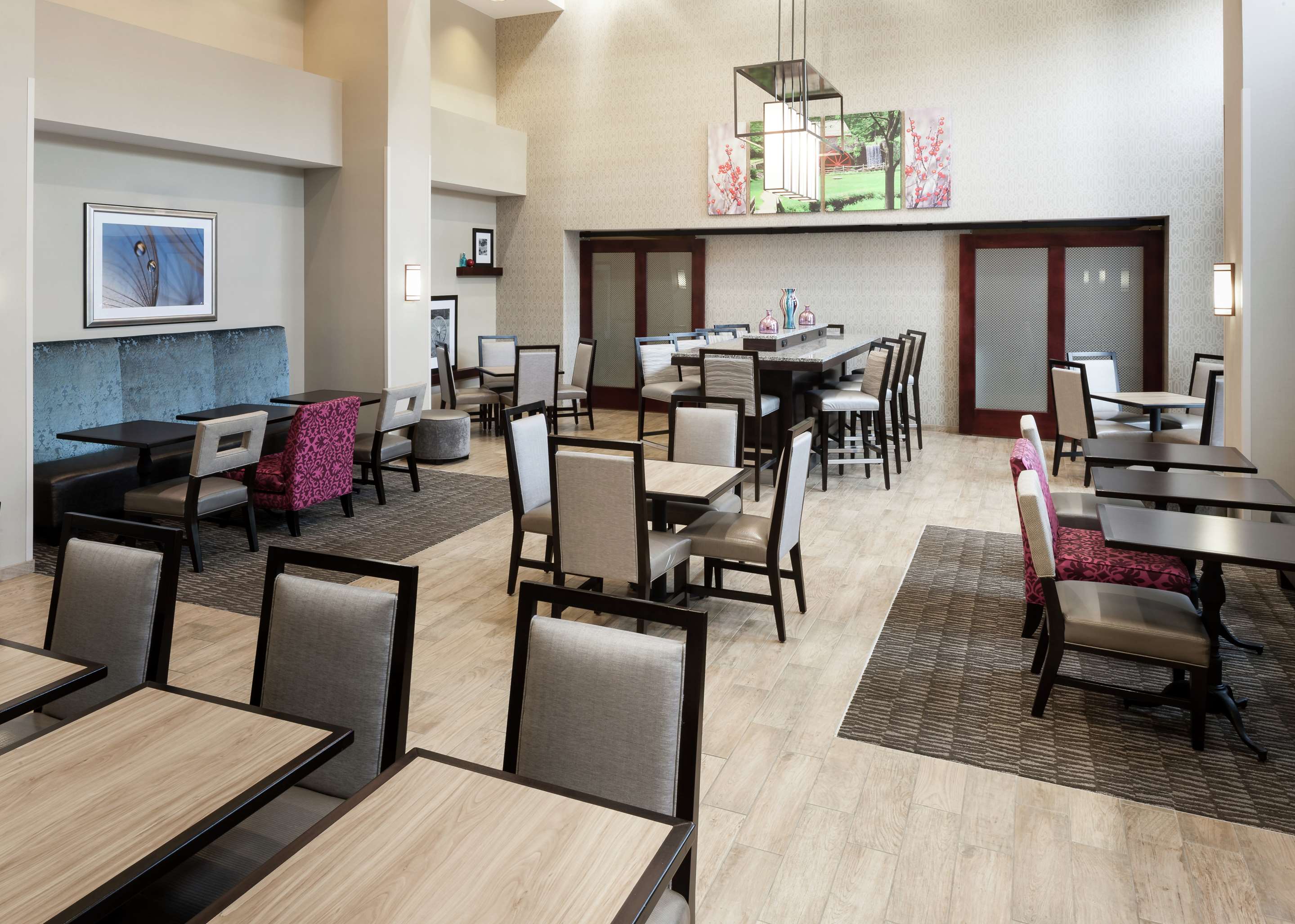 Breakfast Area | Hampton Inn & Suites Westford-Chelmsford