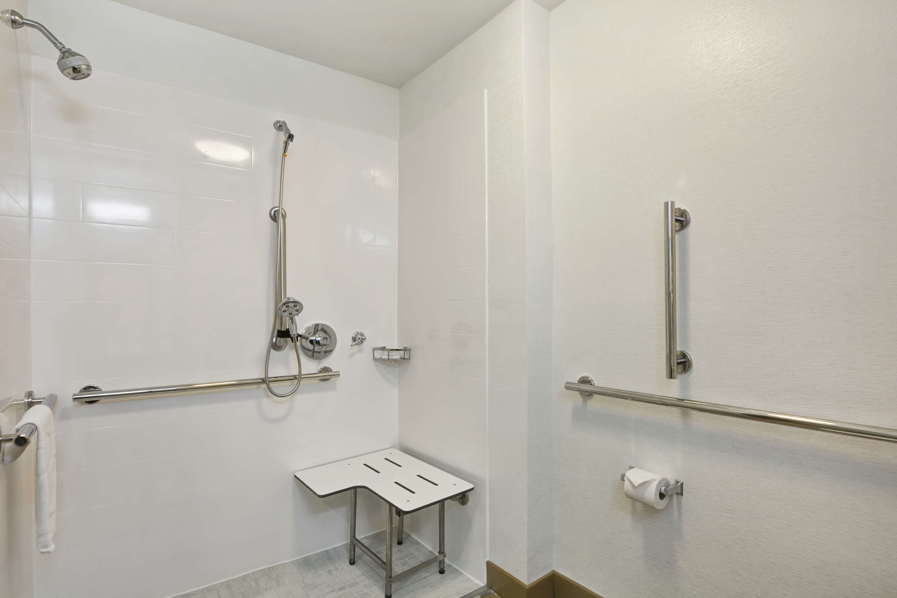 Guest room bath