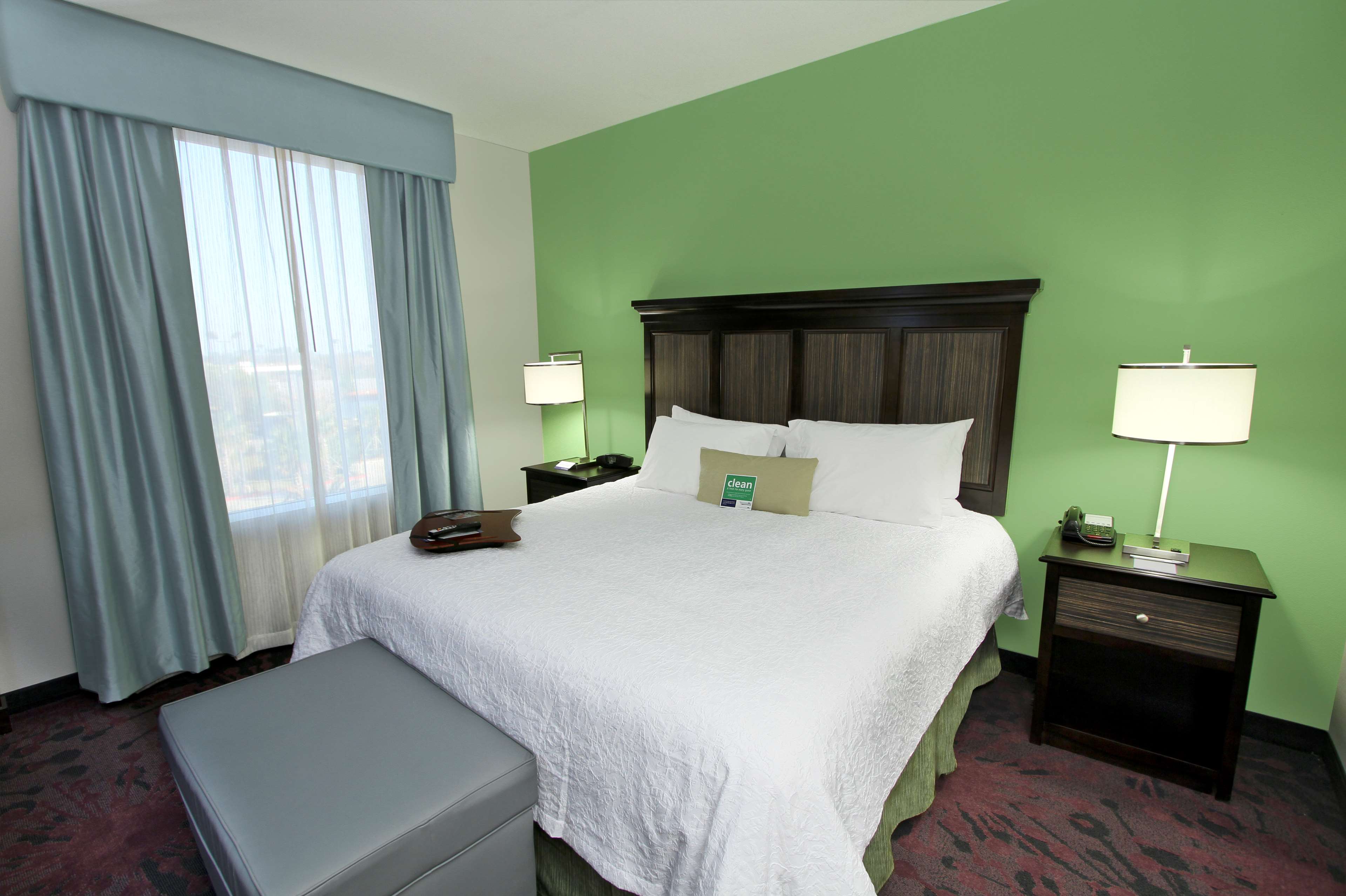 Hampton Inn & Suites by Hilton Winnie Room Type - 1 KNG STUDIO SUITE NOSMOKE