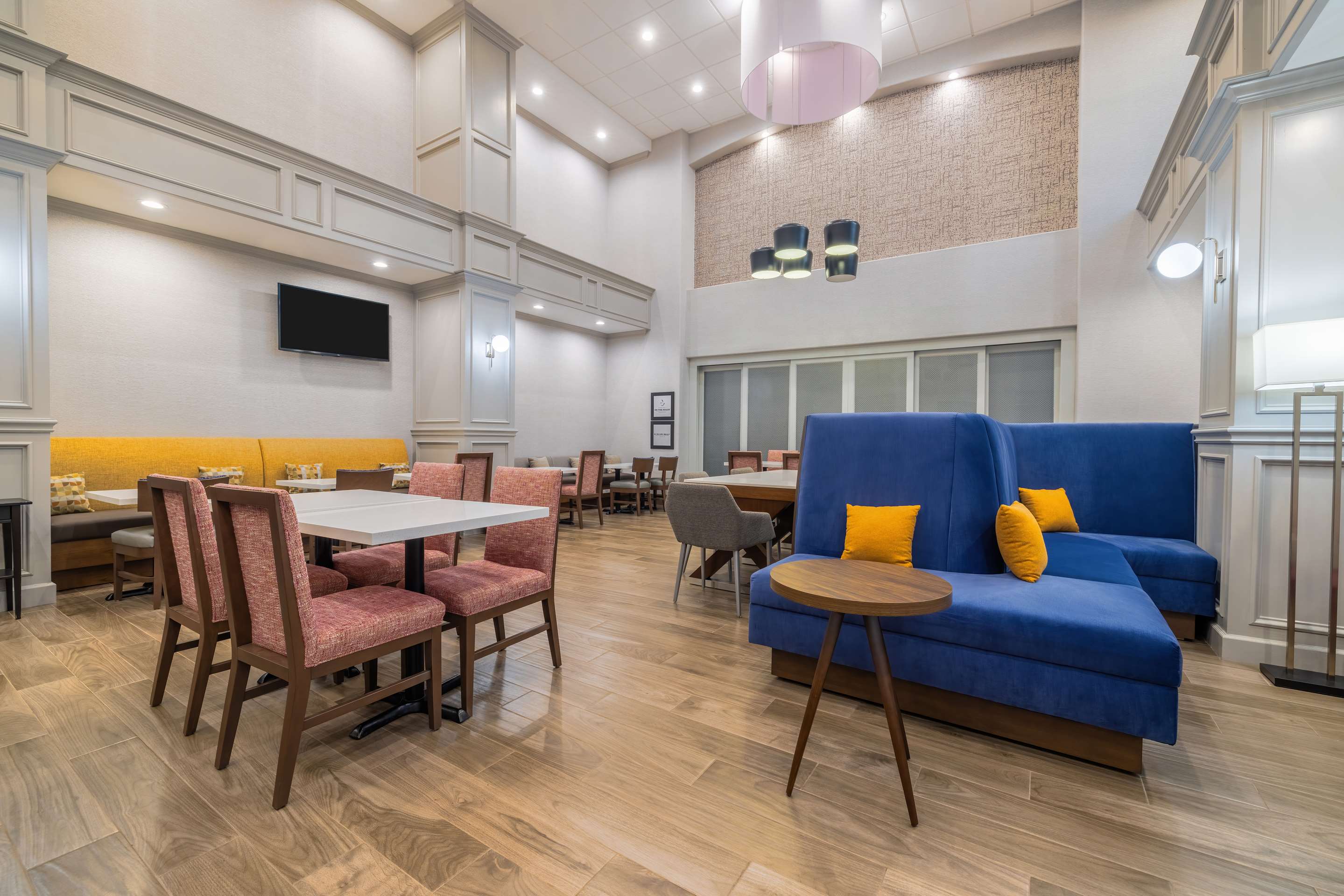 Breakfast Area | Hampton Inn & Suites Brenham