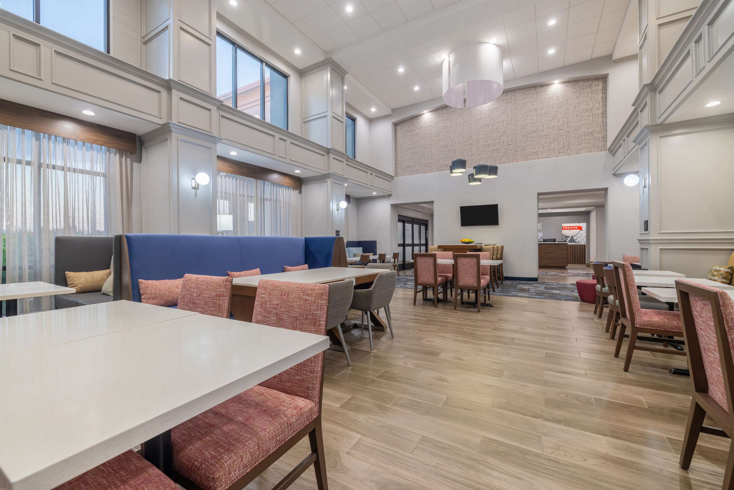 Breakfast Area | Hampton Inn & Suites Brenham