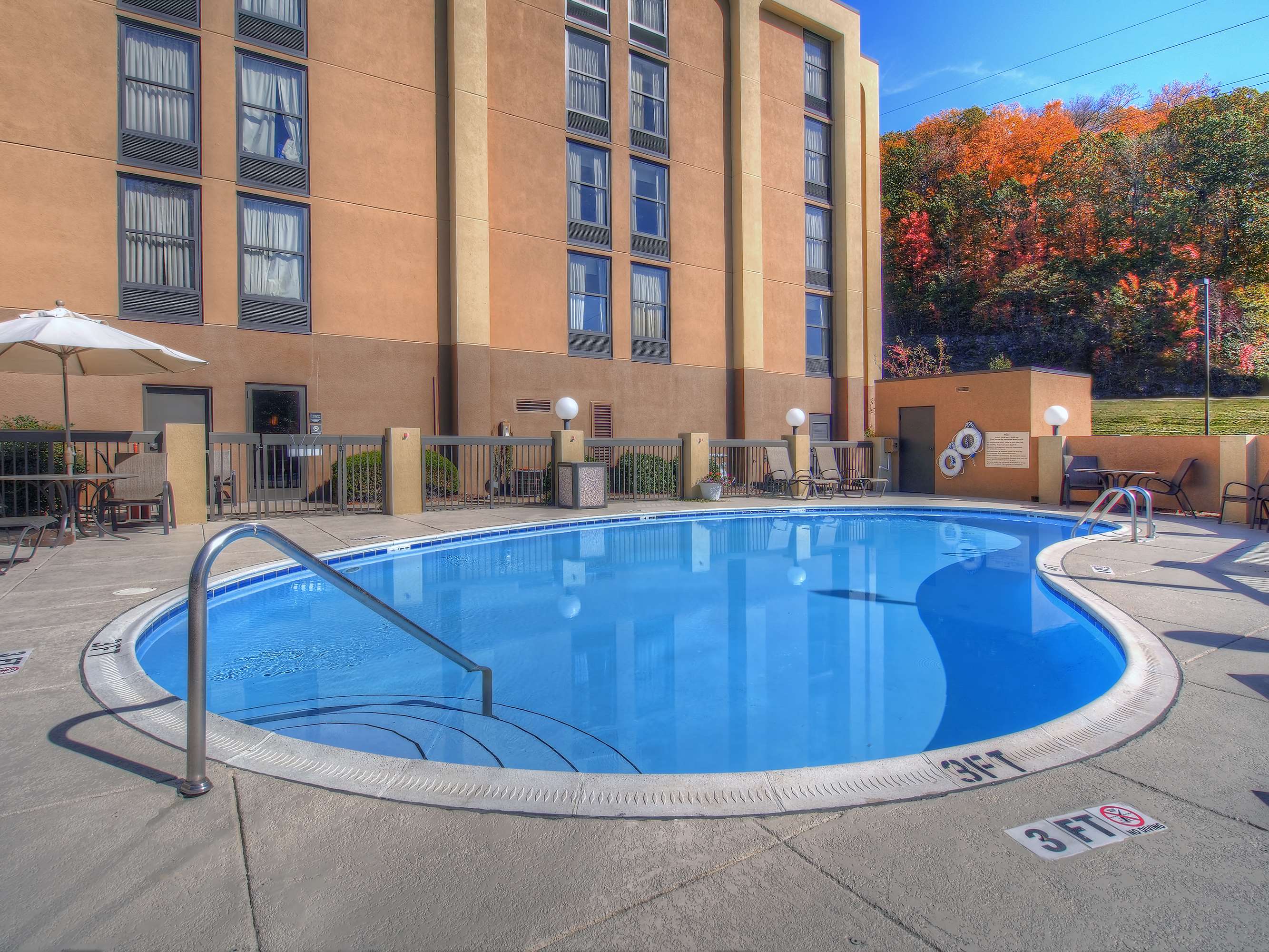 Pool | Hampton Inn Bristol