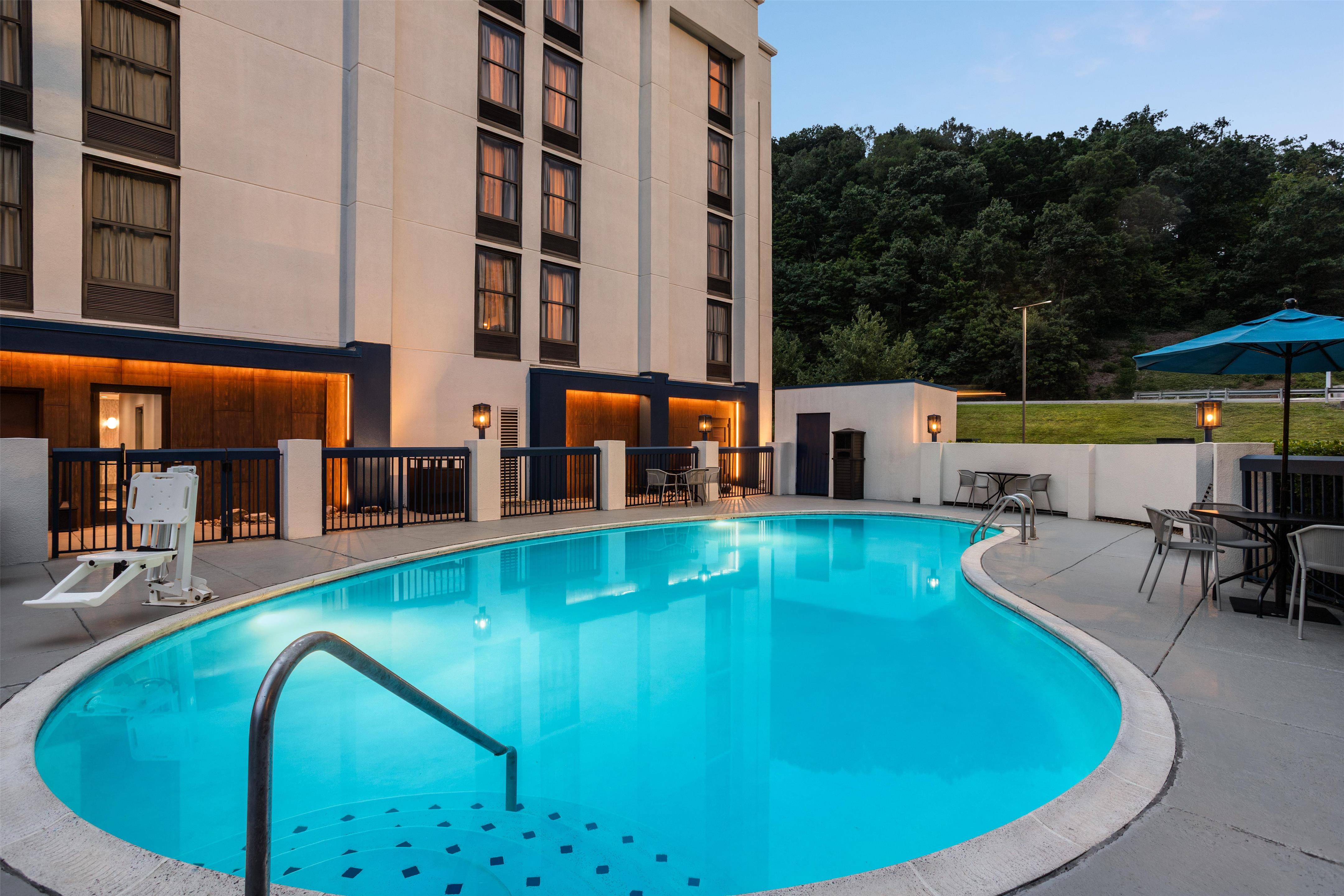 Pool | Hampton Inn Bristol