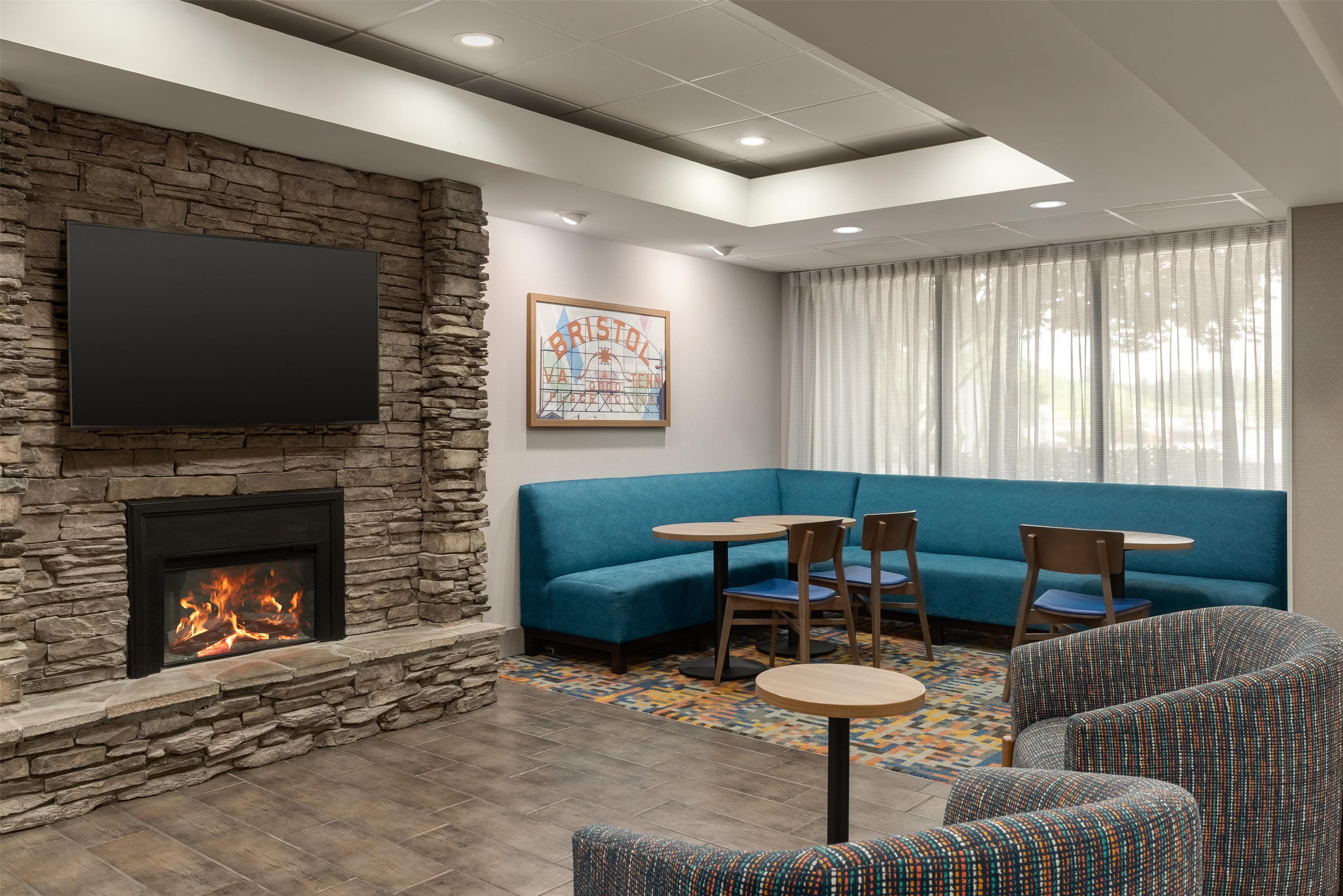Breakfast Area | Hampton Inn Bristol