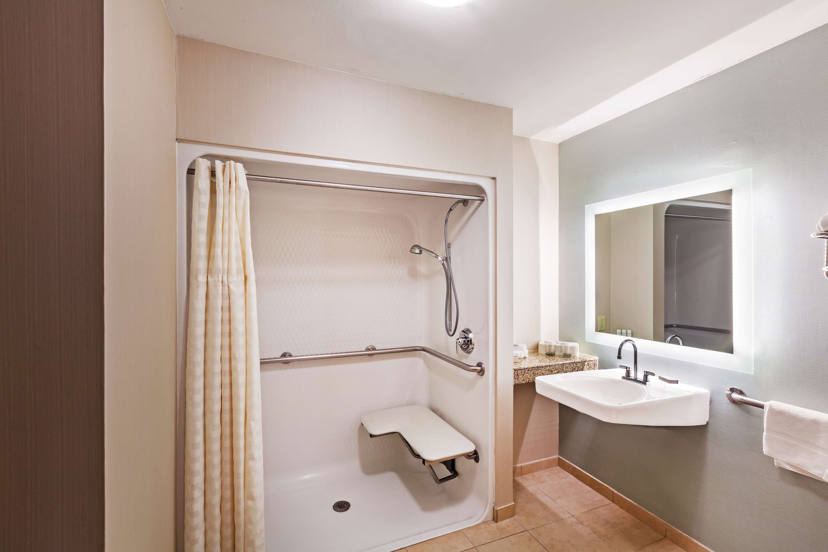 Guest room bath