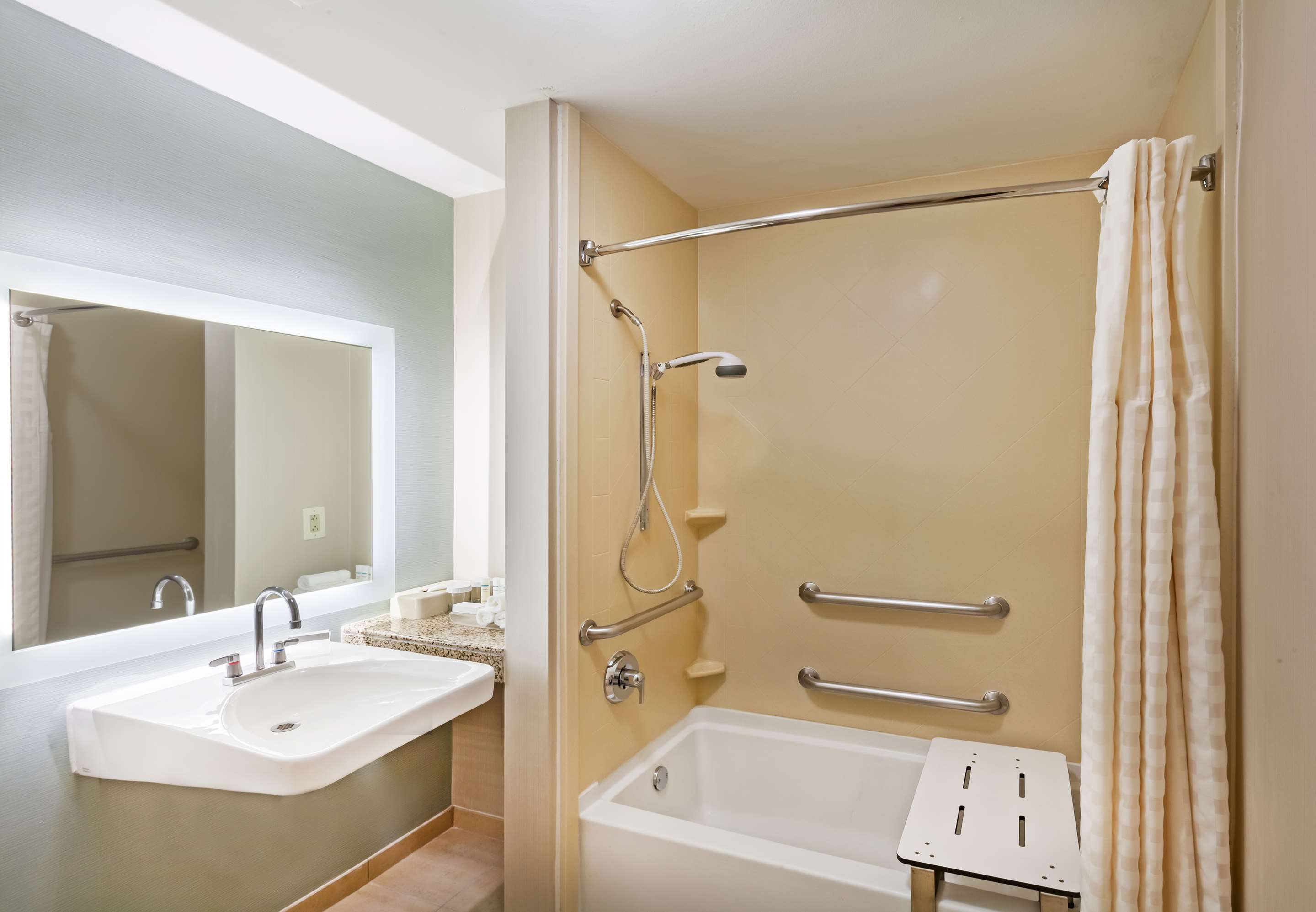 Guest room bath