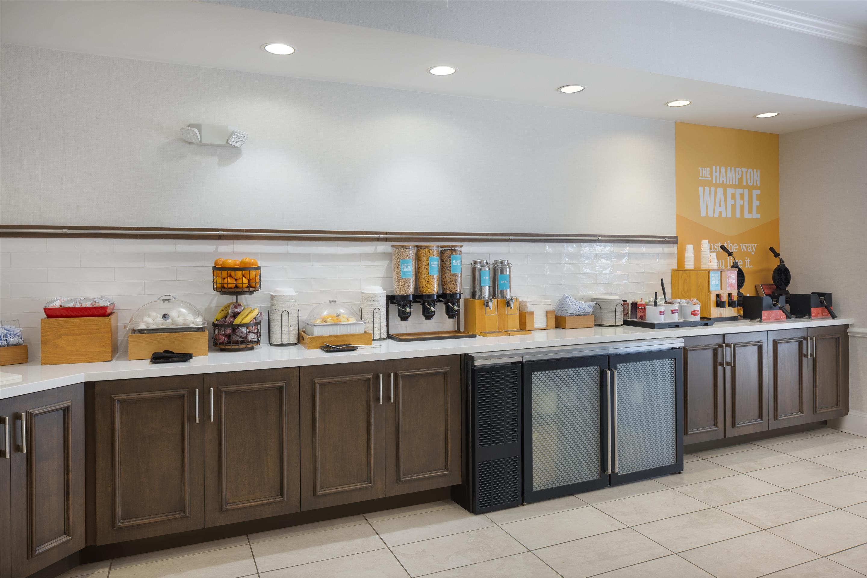 Breakfast Area | Hampton Inn & Suites Jekyll Island