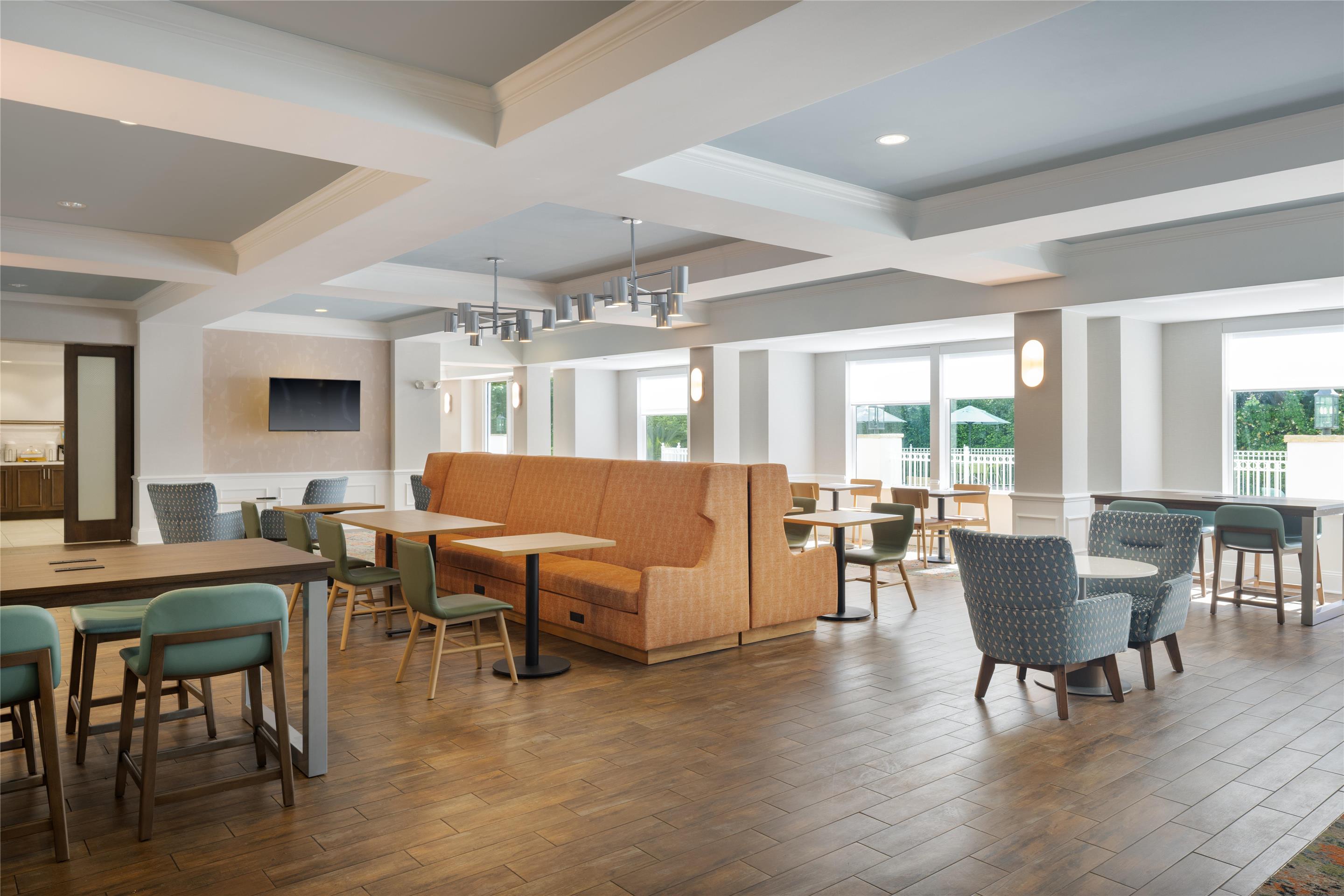 Breakfast Area | Hampton Inn & Suites Jekyll Island