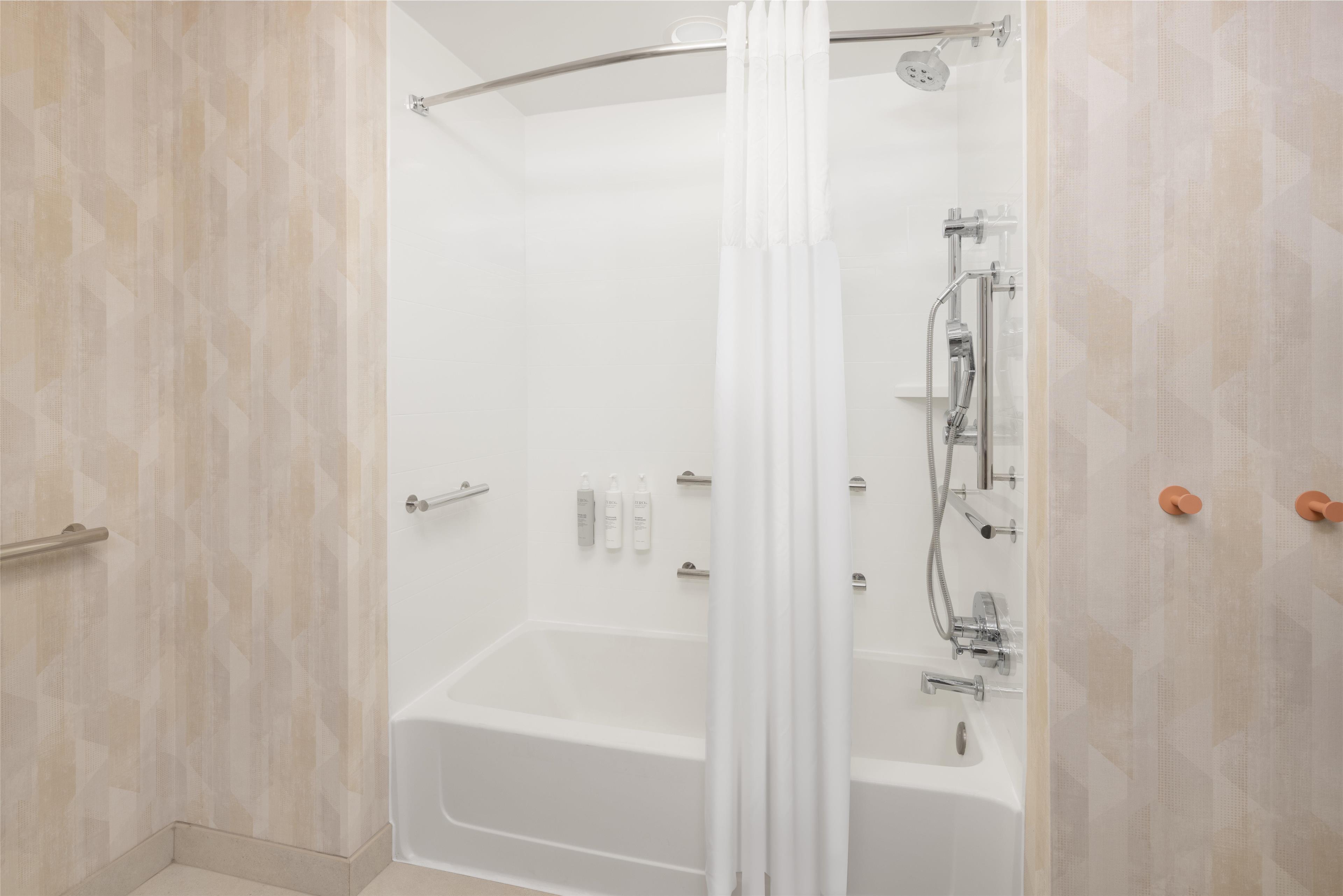 Hampton Inn & Suites by Hilton Jekyll Island Room Type - 2 QN ACCESSIBLE W TUB NS