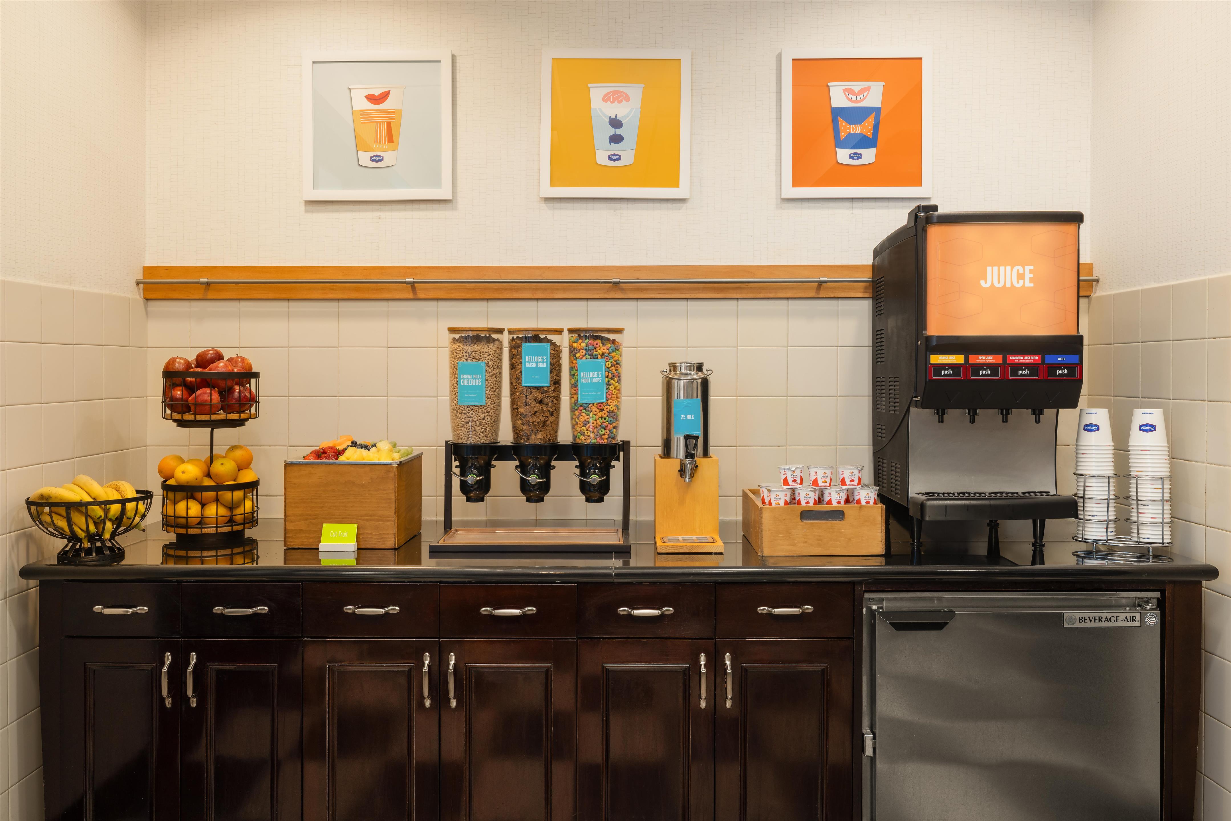 Breakfast Area | Hampton Inn & Suites Baton Rouge Downtown