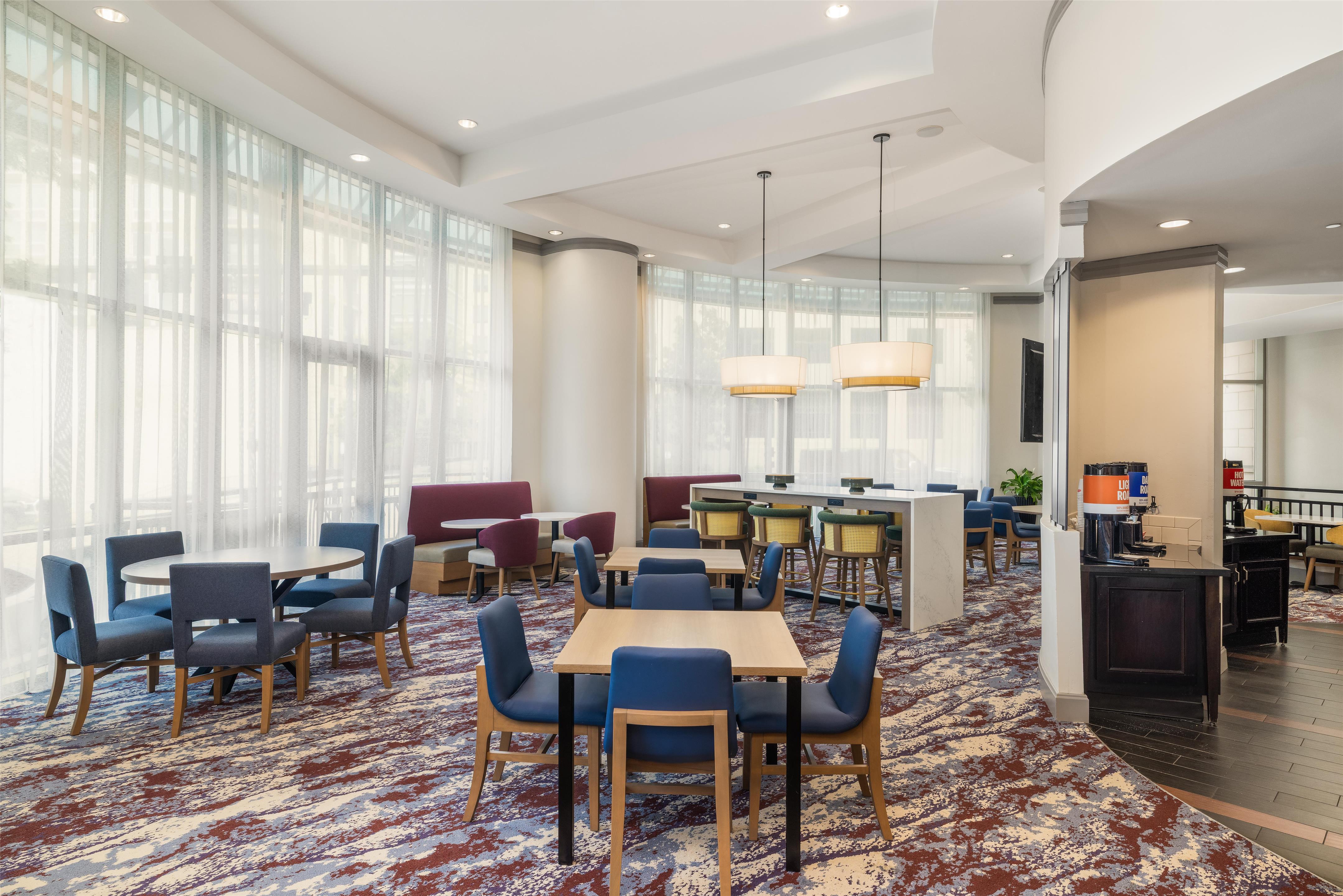 Breakfast Area | Hampton Inn & Suites Baton Rouge Downtown