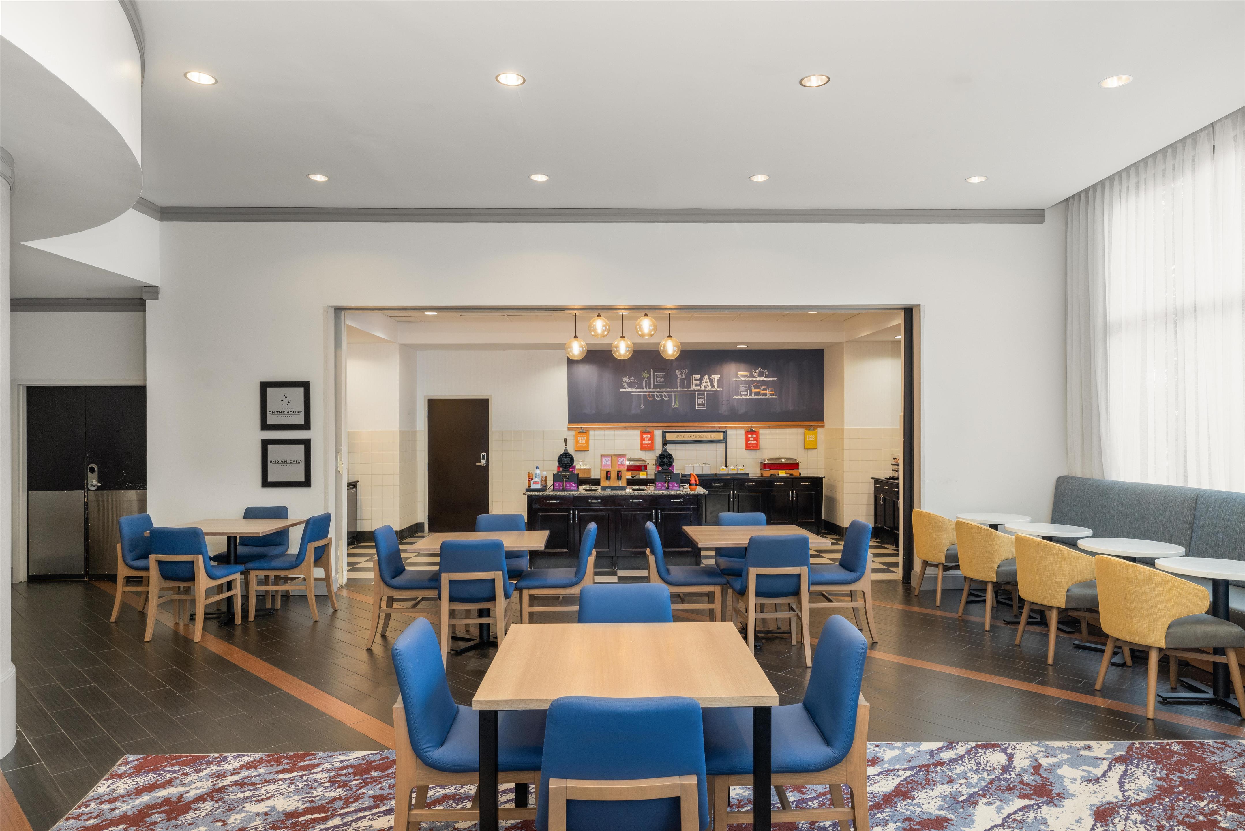 Breakfast Area | Hampton Inn & Suites Baton Rouge Downtown
