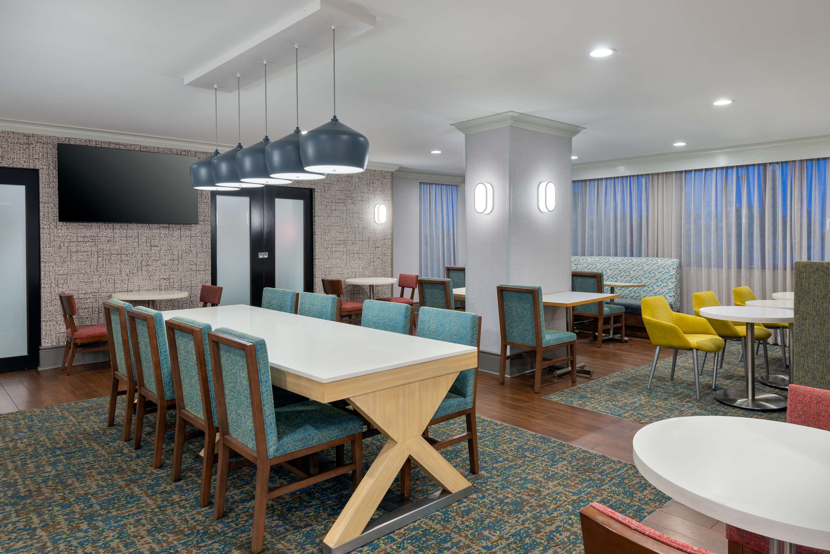 Breakfast Area | Hampton Inn Buffalo-Airport / Galleria Mall