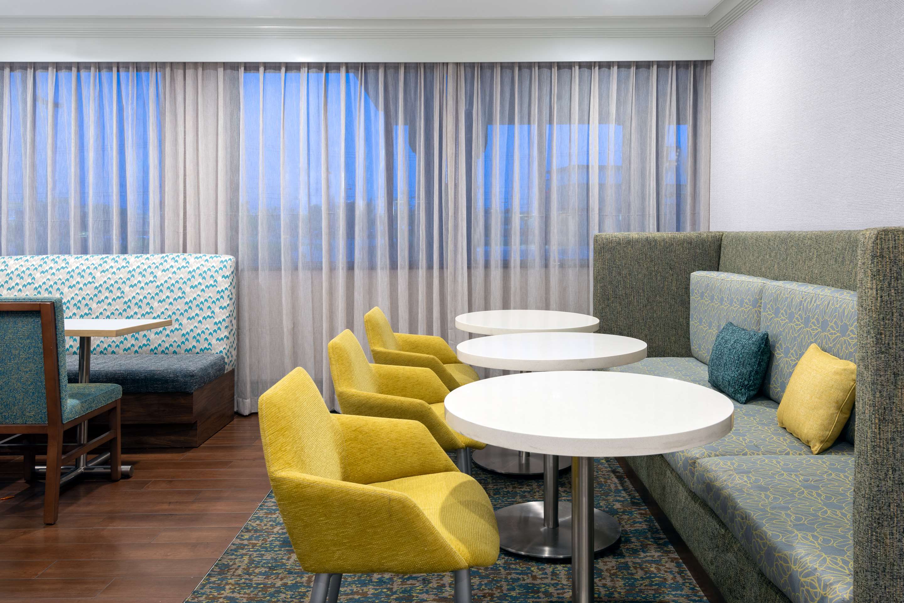 Breakfast Area | Hampton Inn Buffalo-Airport / Galleria Mall