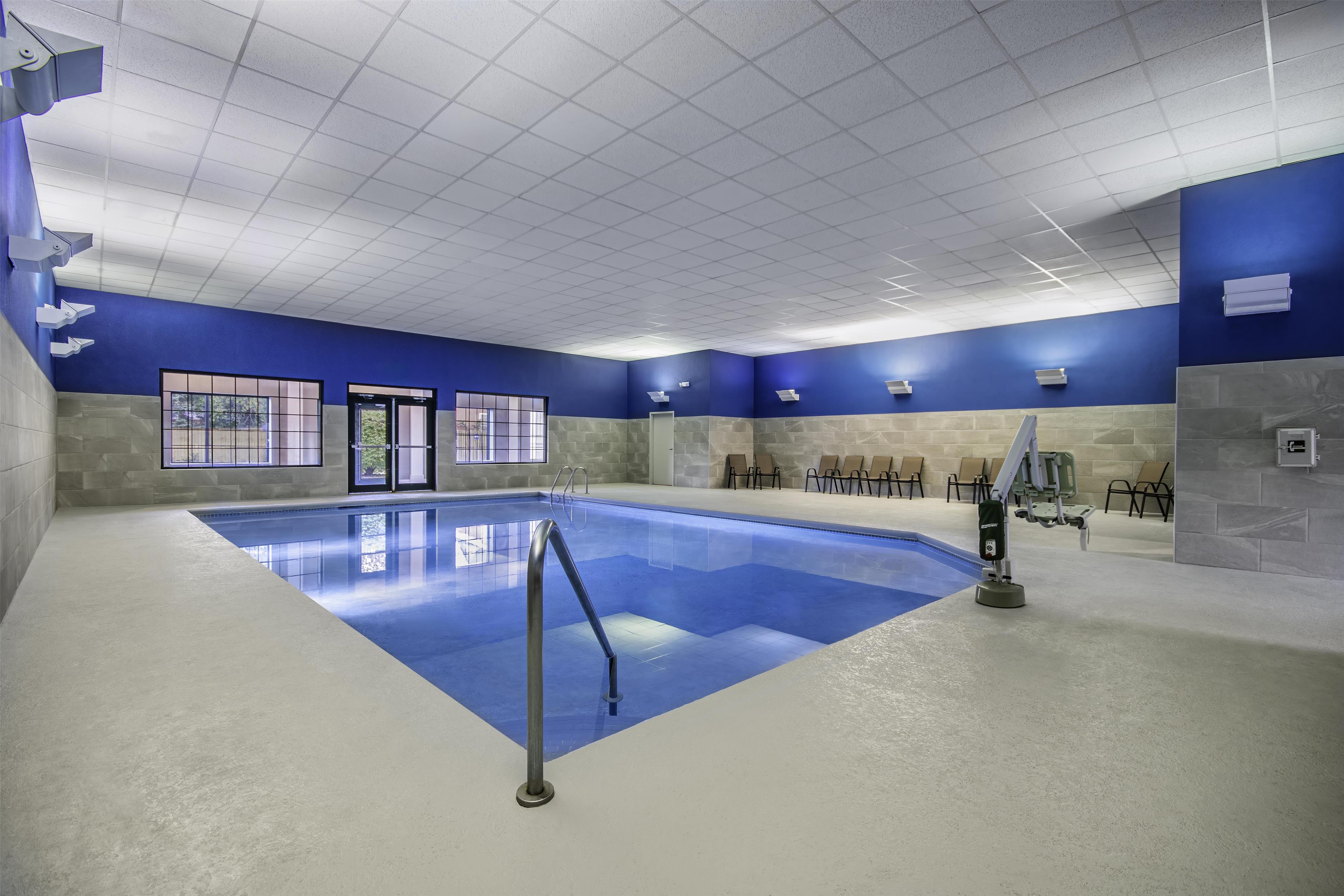 Pool | Hampton Inn East Aurora