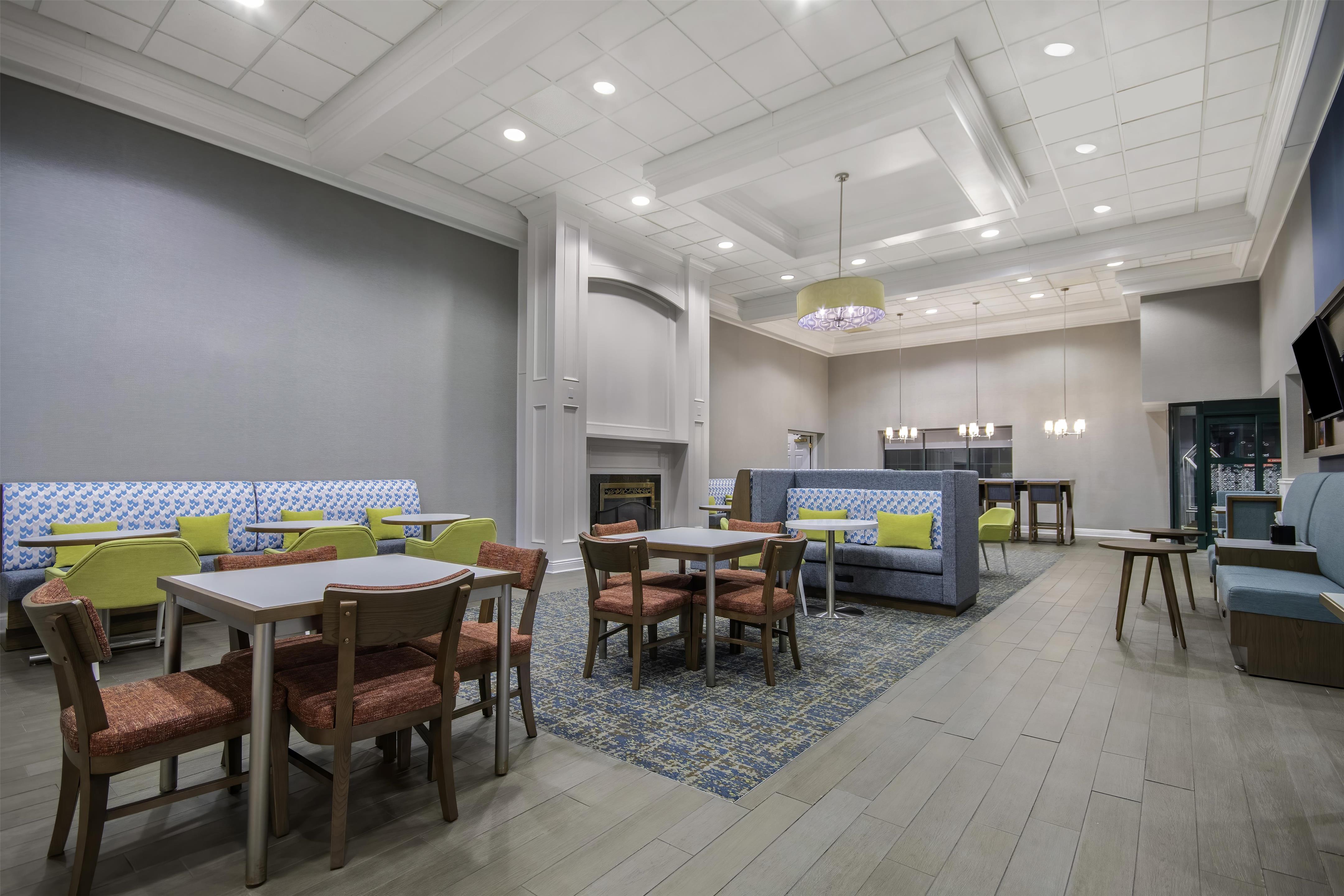 Breakfast Area | Hampton Inn East Aurora