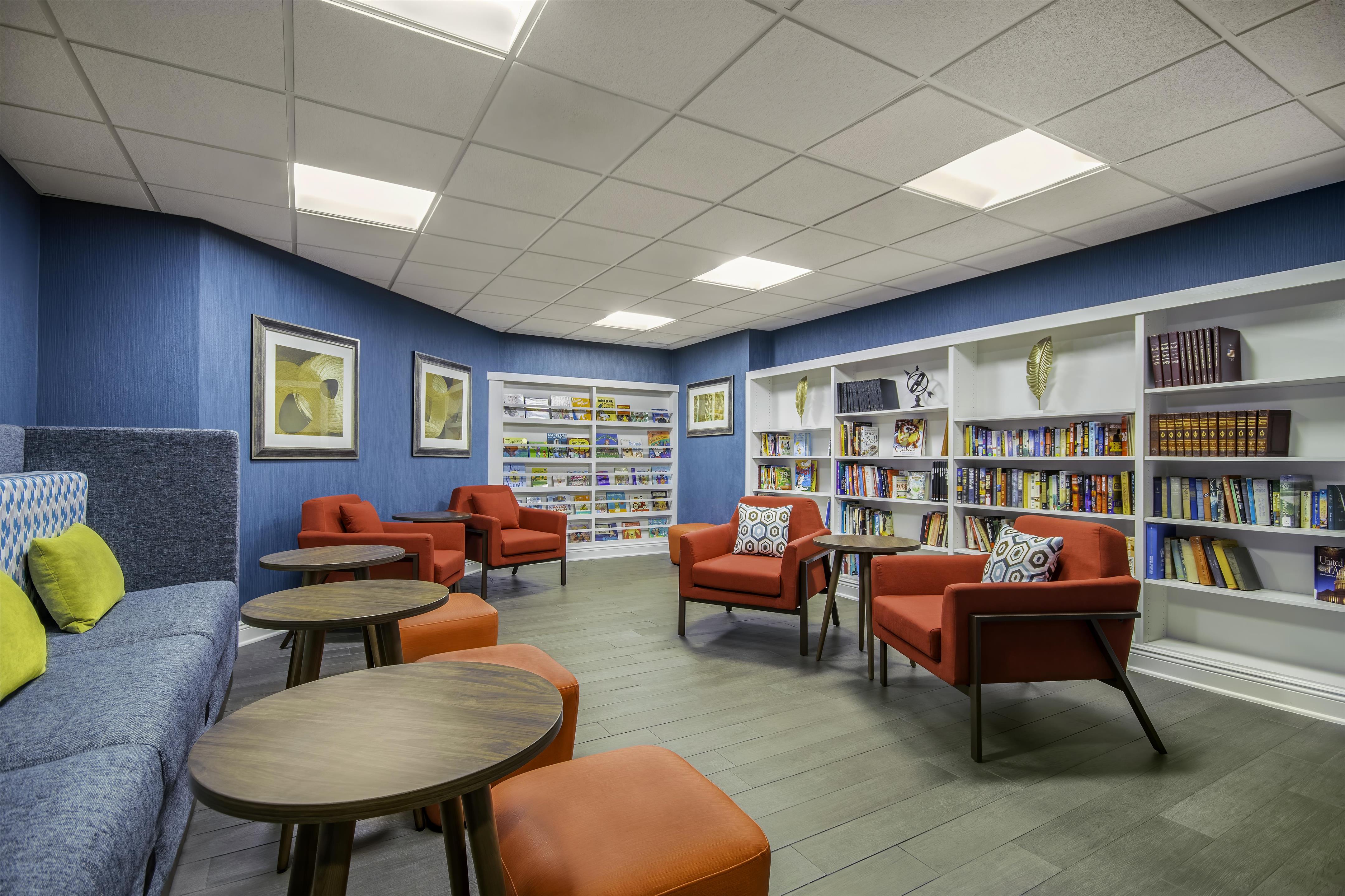 Lobby | Hampton Inn East Aurora