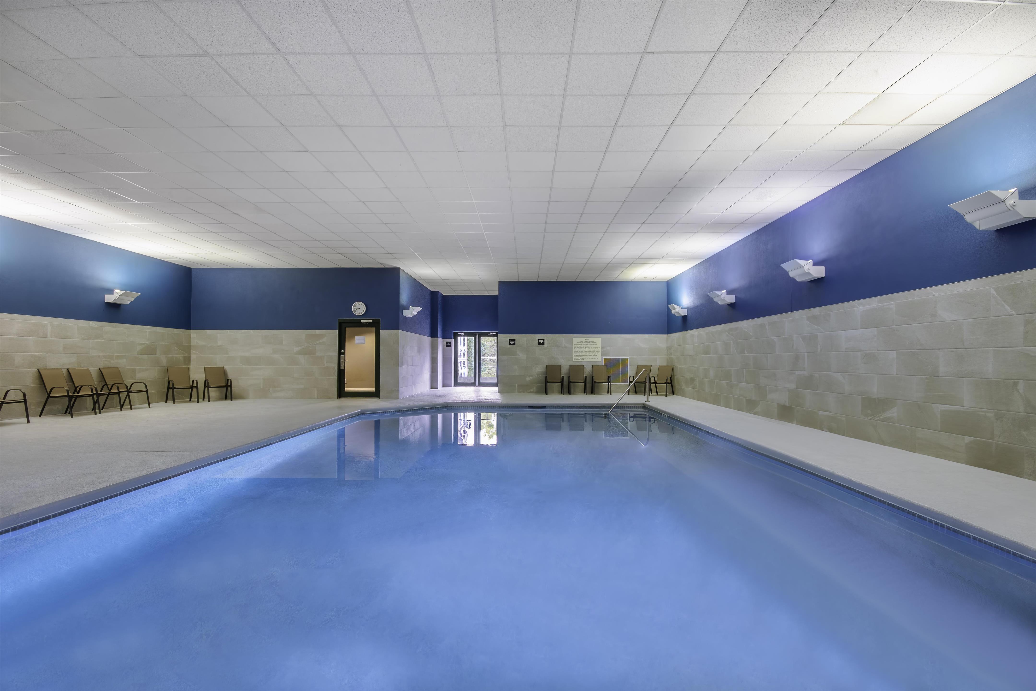 Pool | Hampton Inn East Aurora