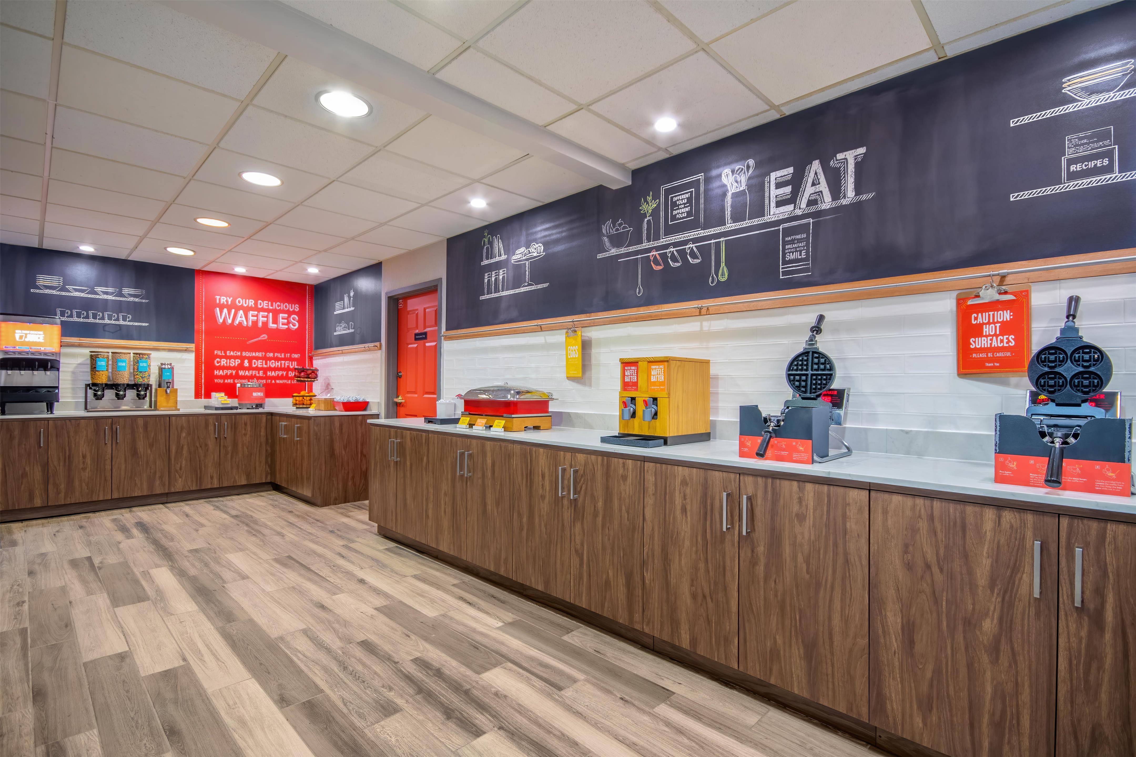 Breakfast Area | Hampton Inn East Aurora